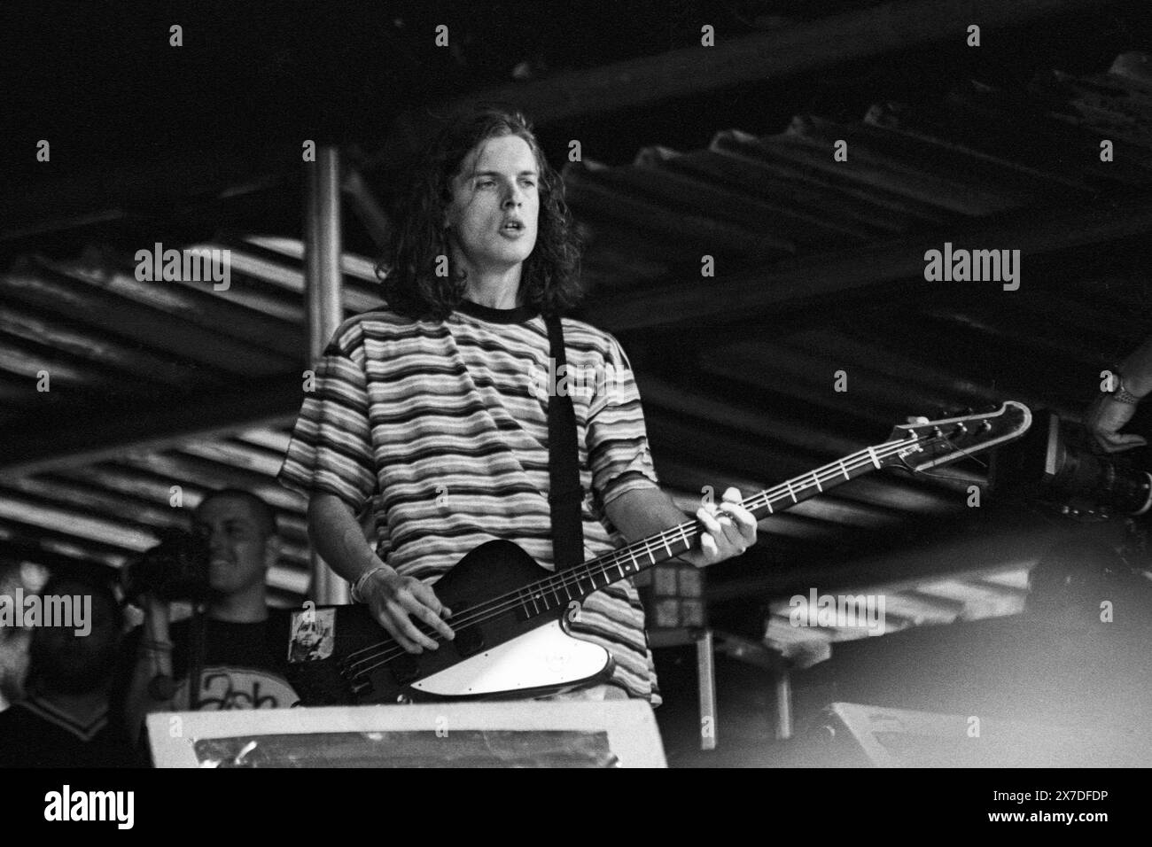 MARK HAMILTON, ASH, GLASTONBURY 95: Mark Hamilton Bassist der Band Ash spielt die NME Second Stage beim Glastonbury Festival, Pilton Farm, Somerset, England, Juni 1995. Das war das Debüt der Band in Glastonbury. 1995 feierte das Festival sein 25-jähriges Bestehen. Foto: ROB WATKINS. INFO: Ash ist eine nordirische Rockband, die 1992 gegründet wurde und für ihren energiegeladenen Punk-Sound bekannt ist. Sie erlangten mit Hits wie Girl from Mars und Burn Baby Burn Bekanntheit und sind in der alternativen Rockszene weiterhin einflussreich. Stockfoto