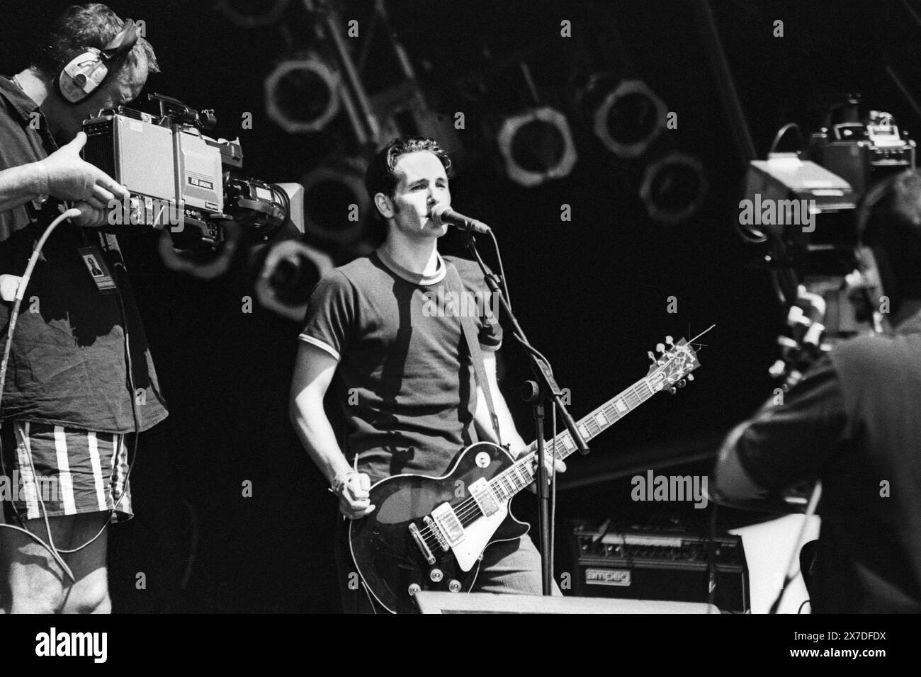 TIM WHEELER, ASH, GLASTONBURY 95: Tim Wheeler von Ash spielt die NME Second Stage beim Glastonbury Festival, Pilton Farm, Somerset, England, 23. Juni 1995. Das war das Debüt der Band in Glastonbury. 1995 feierte das Festival sein 25-jähriges Bestehen. Foto: ROB WATKINS. INFO: Ash ist eine nordirische Rockband, die 1992 gegründet wurde und für ihren energiegeladenen Punk-Sound bekannt ist. Sie erlangten mit Hits wie Girl from Mars und Burn Baby Burn Bekanntheit und sind in der alternativen Rockszene weiterhin einflussreich. Stockfoto