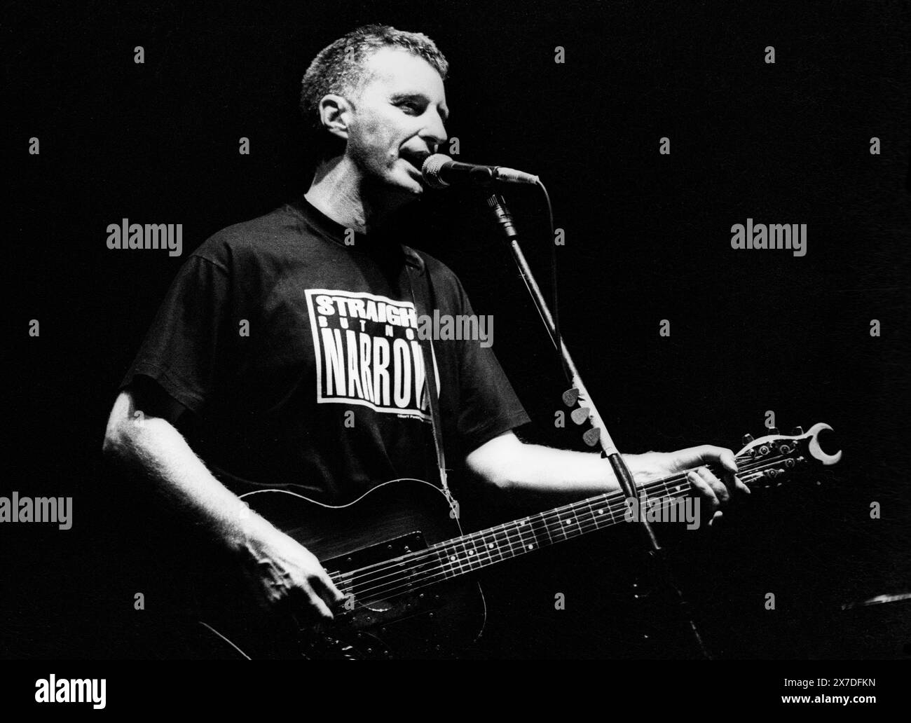 BILLY BRAGG, AKUSTIKBÜHNE, GLASTONBURY 95: Billy Bragg Plays the Acoustic Stage at the Glastonbury Festival, Pilton Farm, Somerset, England, 23. Juni 1995. 1995 feierte das Festival sein 25-jähriges Bestehen. Foto: ROB WATKINS. INFO: Billy Bragg ist ein britischer Singer-Songwriter und Aktivist, der für seine Mischung aus Folk, Punk und Protestmusik bekannt ist. Bekannt für seine politisch aufgeladenen Texte, setzt sich Braggs Werk für soziale Gerechtigkeit ein und macht ihn zu einer prominenten Stimme in zeitgenössischer Musik und Aktivismus. Stockfoto