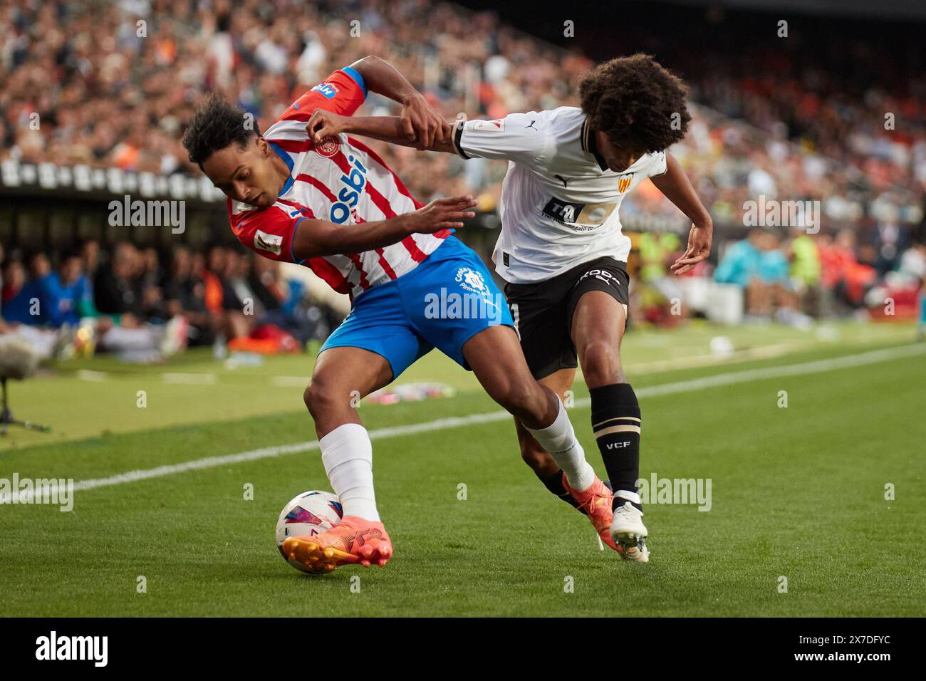 Valencia, Spanien. Mai 2024. VALENCIA, SPANIEN – 19. MAI: Jastin Garcia vom Girona FC tritt am 19. MAI 2024 im Mestalla Stadium in Valencia um den Ball an. (Foto von Jose Torres/Photo Players Images) Credit: Magara Press SL/Alamy Live News Stockfoto