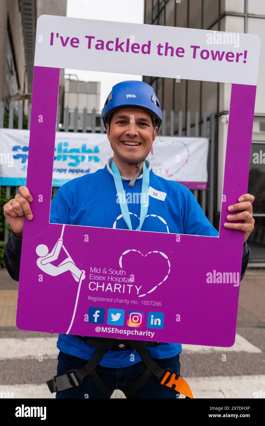 Alex Bright hat sich in den 154 ft (47 m) des Hauptturmblocks des Southend Hospital für eine Wohltätigkeitsorganisation mit dem Titel Tackle the Tower abseilt. Berater Stockfoto