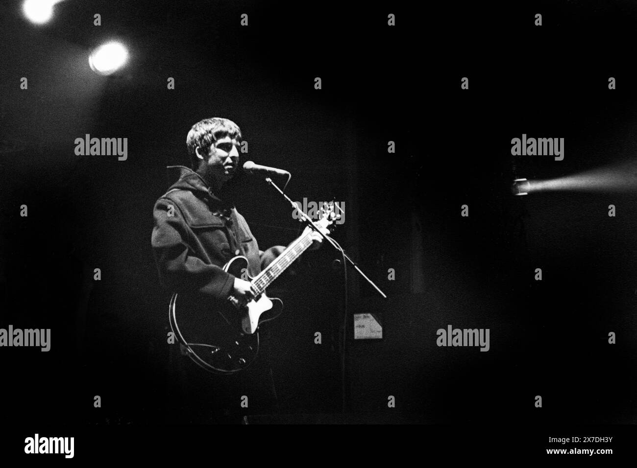 NOEL GALLAGHER, OASIS, ERSTE GLASTONBURY-HEADLINE, 1995: Noel Gallagher während des Encore als die Manchester-Rockband Oasis die Hauptrolle auf der Main Stage auf dem Höhepunkt ihres Ruhmes beim Glastonbury Festival, Pilton Farm, Somerset, England, 24. Juni 1995. 1995 feierte das Festival sein 25-jähriges Bestehen. In diesem Jahr gab es keine Pyramidenphase, da sie abgebrannt war. Foto: ROB WATKINS Stockfoto