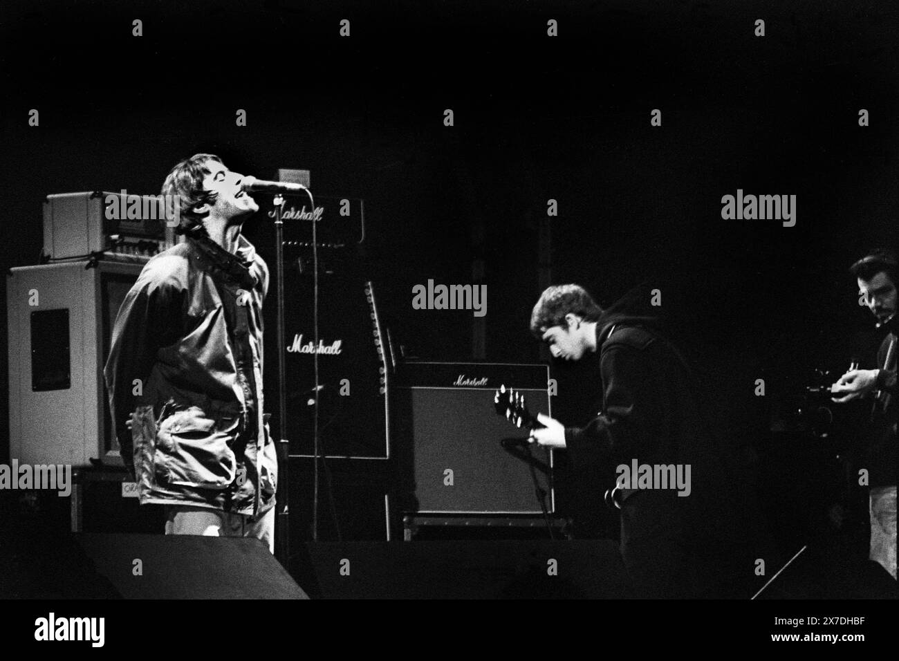 OASIS, ERSTE GLASTONBURY-HEADLINE, 1995: Liam und Noel Gallagher von der Manchester-Band Oasis treten während des Encore auf, als sie die Hauptrolle auf dem Höhepunkt ihres Ruhmes beim Glastonbury Festival in Pilton Farm, Somerset, England, 24. Juni 1995 spielten. 1995 feierte das Festival sein 25-jähriges Bestehen. In diesem Jahr gab es keine Pyramidenphase, da sie abgebrannt war. Foto: ROB WATKINS Stockfoto