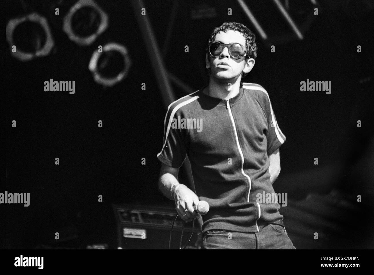 RICK WITTER, SHED SEVEN, GLASTONBURY 95: Rick Witter Sänger von Shed Seven spielen die NME Second Stage beim Glastonbury Festival, Pilton Farm, Somerset, England, Juni 1995. Das war das Debüt der Band in Glastonbury. 1995 feierte das Festival sein 25-jähriges Bestehen. Foto: Rob Watkins. INFO: Shed Seven, eine britische Indie-Rock-Band, die 1990 gegründet wurde, erlangte in der Britpop-Ära der 90er Jahre einen Bekanntheitsgrad. Hits wie Chasing Rainbows und Alben wie A Maximum High zeigten ihren melodischen Sound. Stockfoto