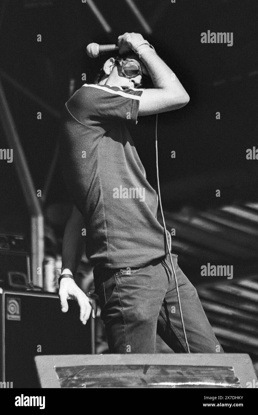 RICK WITTER, SHED SEVEN, GLASTONBURY 95: Rick Witter Sänger von Shed Seven spielen die NME Second Stage beim Glastonbury Festival, Pilton Farm, Somerset, England, Juni 1995. Das war das Debüt der Band in Glastonbury. 1995 feierte das Festival sein 25-jähriges Bestehen. Foto: Rob Watkins. INFO: Shed Seven, eine britische Indie-Rock-Band, die 1990 gegründet wurde, erlangte in der Britpop-Ära der 90er Jahre einen Bekanntheitsgrad. Hits wie Chasing Rainbows und Alben wie A Maximum High zeigten ihren melodischen Sound. Stockfoto