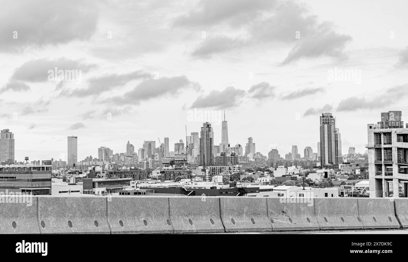Schwarz-weiße Landschaft von manhattan aus Sicht der Königinnen Stockfoto