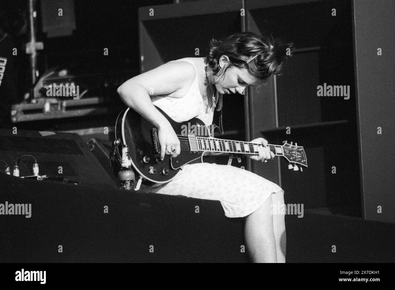 LOUISE POST, VERUCA SALT, GLASTONBURY FESTIVAL, 1995: Die Sängerin und Gitarristin Louise Post von der Band Veruca Salt spielt am Rande der Bühne, als sie die zweite Bühne des Glastonbury Festivals, Pilton Farm, Somerset, England, am 25. Juni 1995 spielen. 1995 feierte das Festival sein 25-jähriges Bestehen. Foto: ROB WATKINS. INFO: Veruca Salt, eine US-amerikanische Alternative-Rock-Band, die 1993 in Chicago, Illinois, gegründet wurde. Mit Hits wie „Seether“ fesselten sie das Publikum mit roher Energie und melodischem Grunge-Sound. Stockfoto