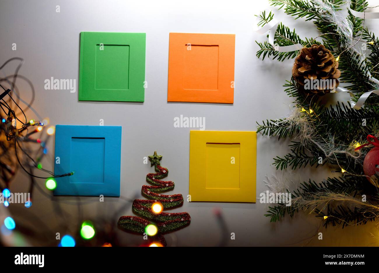 Weihnachtsquadratischer Bilderrahmen mit Lichtern und Schatten auf weißem Hintergrund. Fotografieren Sie eine leere Vorlage für die Feiertagsfeier. Retro-Memory-Bild Stockfoto