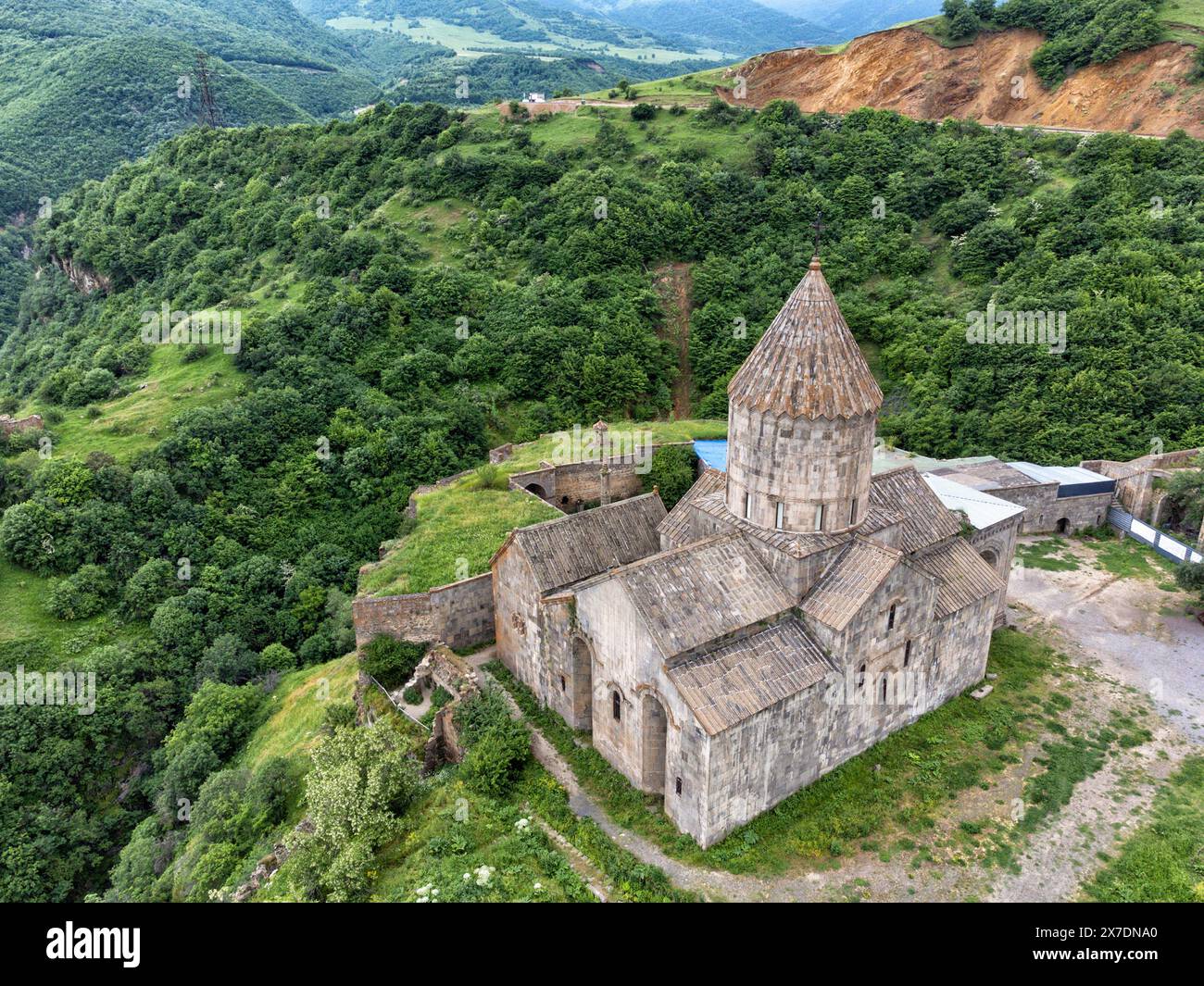 Antike armenisch-apostolische Tatev-Kloster im Norden Armeniens. Luftaufnahme. Stockfoto