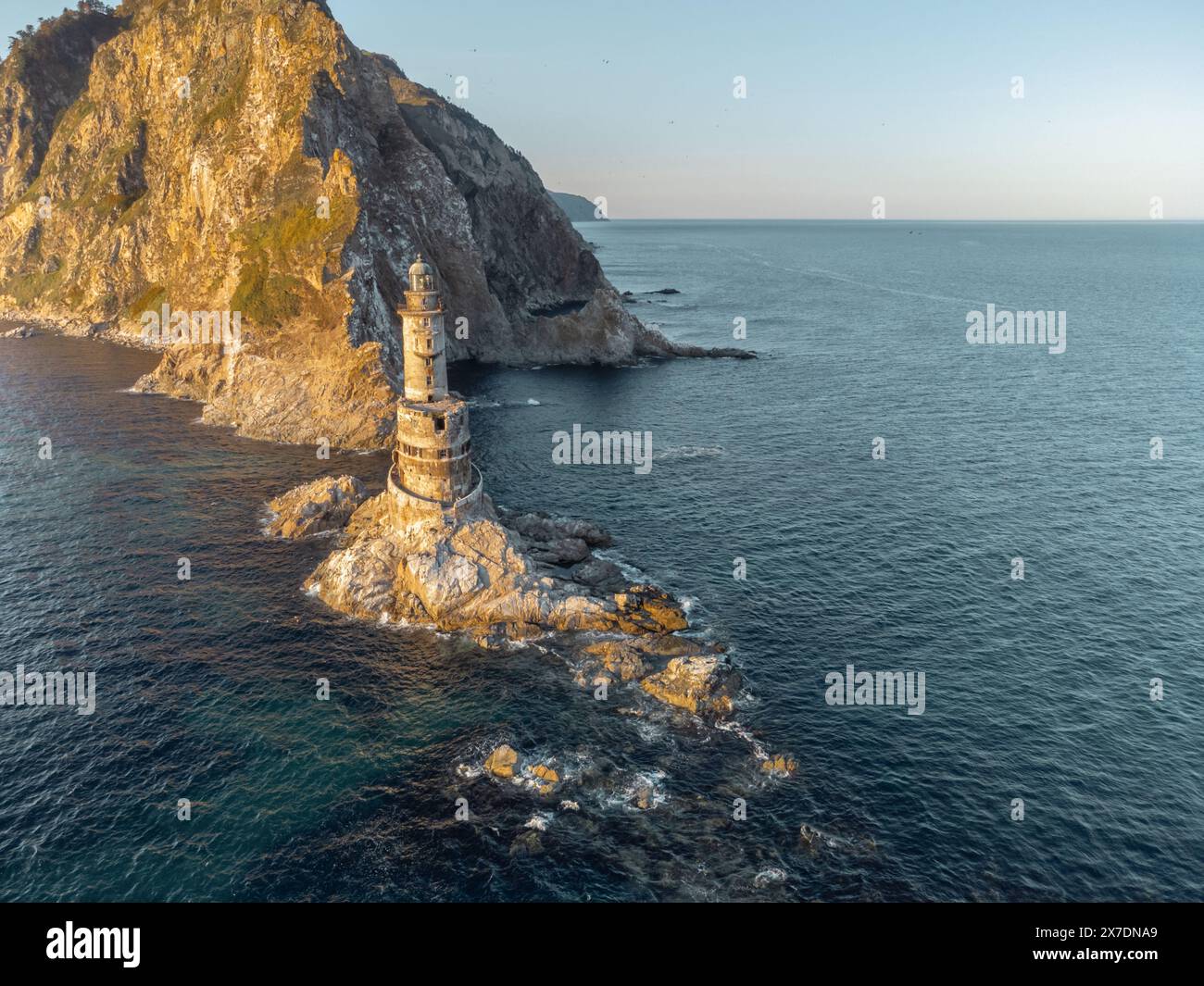 Blick aus der Luft auf den verlassenen Leuchtturm Aniva auf der Insel Sachalin, Russland Stockfoto