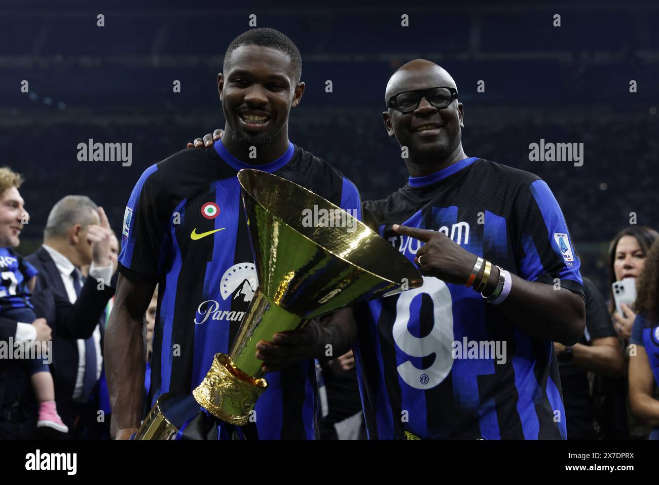 Mailand, Italien. Mai 2024. Marcus Thuram vom FC Internazionale und sein Vater Lilian Thuram posieren mit der Trophäe, als der FC Internazionale nach dem Spiel der Serie A in Giuseppe Meazza, Mailand, seinen 20. Ligattitel feiert. Der Bildnachweis sollte lauten: Jonathan Moscrop/Sportimage Credit: Sportimage Ltd/Alamy Live News Stockfoto