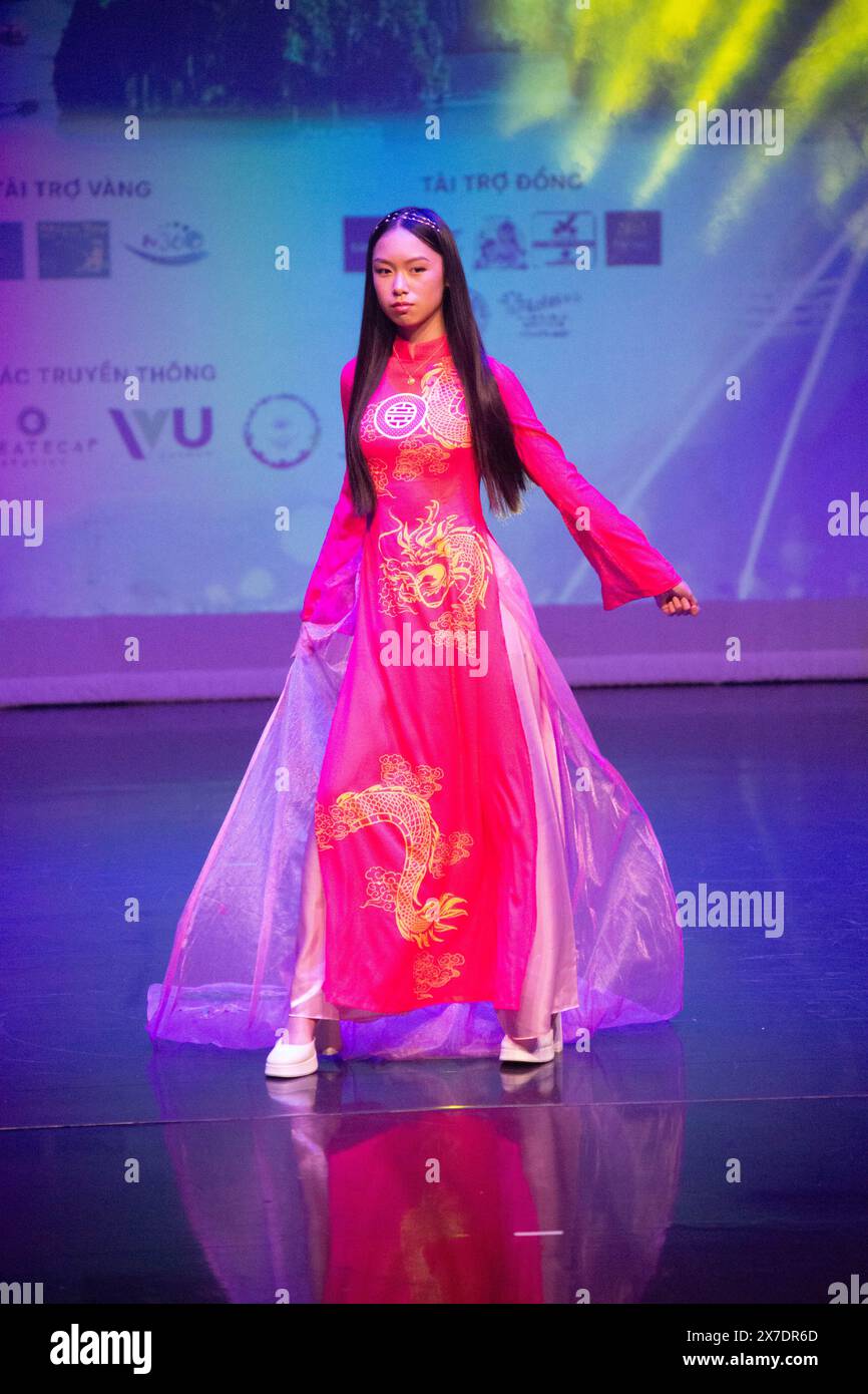 London, Großbritannien. Mai 2024. Hier Ist Vietnam 2024. Feiert 50 Jahre mit kulturellen Darstellungen von Tänzern, Sängern und Models, die das Ao Dai tragen, das Nationalkostüm im Greenwood Theatre neben Guy's Hospital an der London Bridge Station. Quelle: Peter Hogan/Alamy Live News Stockfoto