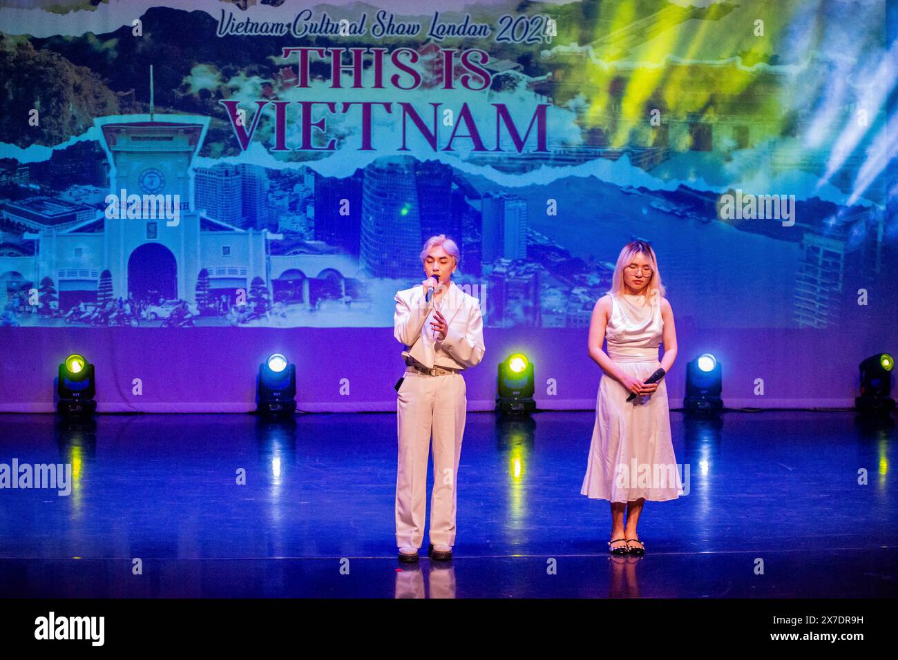 London, Großbritannien. Mai 2024. Hier Ist Vietnam 2024. Feiert 50 Jahre mit kulturellen Darstellungen von Tänzern, Sängern und Models, die das Ao Dai tragen, das Nationalkostüm im Greenwood Theatre neben Guy's Hospital an der London Bridge Station. Quelle: Peter Hogan/Alamy Live News Stockfoto