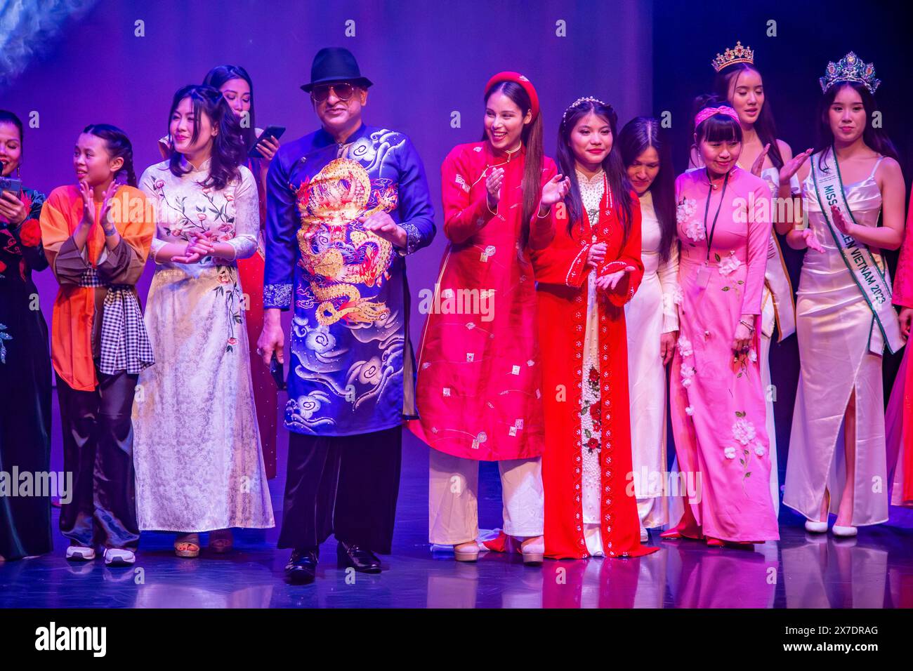 London, Großbritannien. Mai 2024. Hier Ist Vietnam 2024. Feiert 50 Jahre mit kulturellen Darstellungen von Tänzern, Sängern und Models, die das Ao Dai tragen, das Nationalkostüm im Greenwood Theatre neben Guy's Hospital an der London Bridge Station. Quelle: Peter Hogan/Alamy Live News Stockfoto