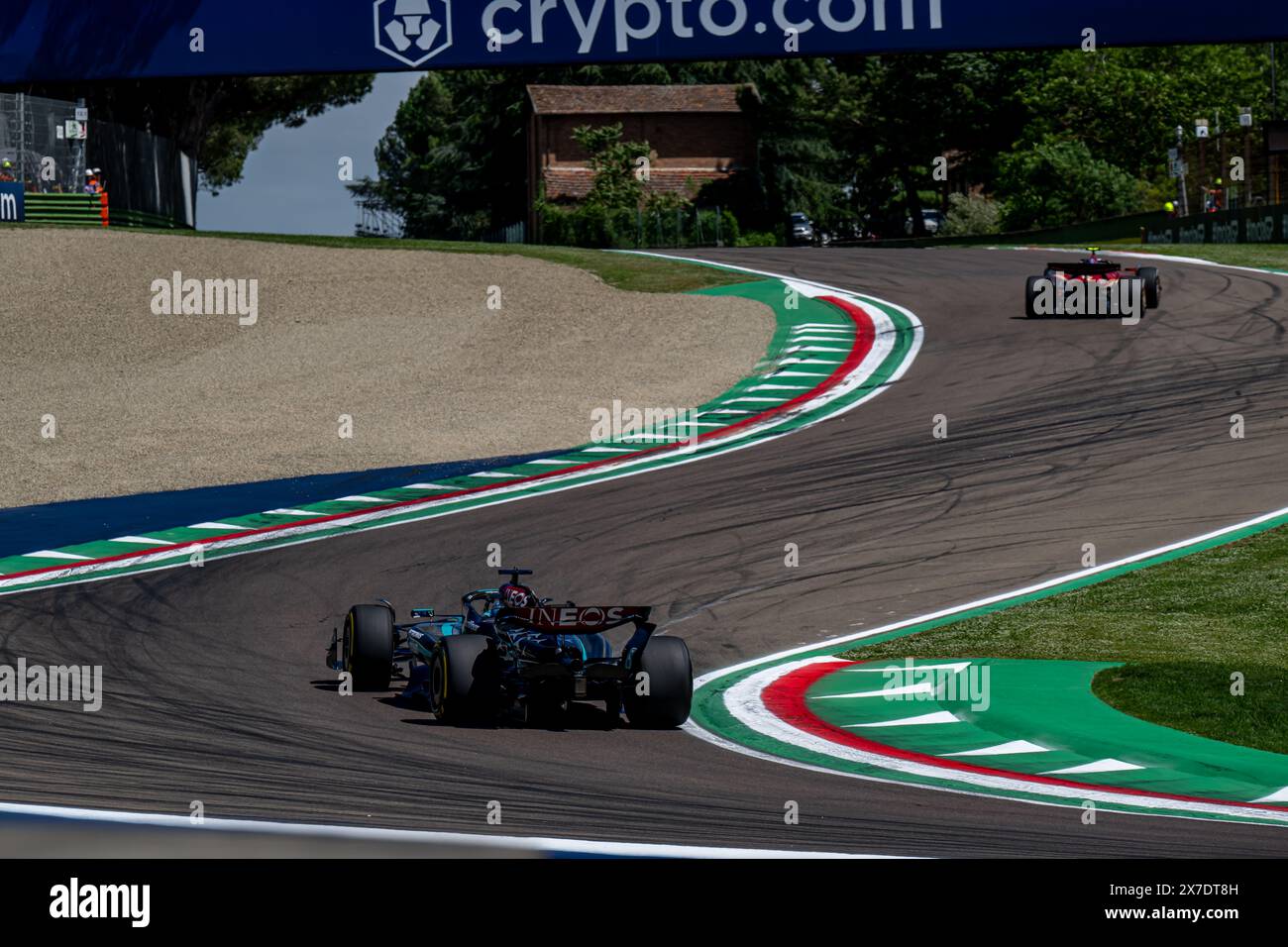 RENNSTRECKE IMOLA, ITALIEN – 17. MAI: George Russell, Mercedes F1 F1 W14 während des Großen Preises der Emilia Romagna auf der Rennstrecke Imola am Freitag, 17. Mai 2024, in Imola, Italien. (Foto: Michael Potts/BSR Agency) Credit: BSR Agency/Alamy Live News Stockfoto