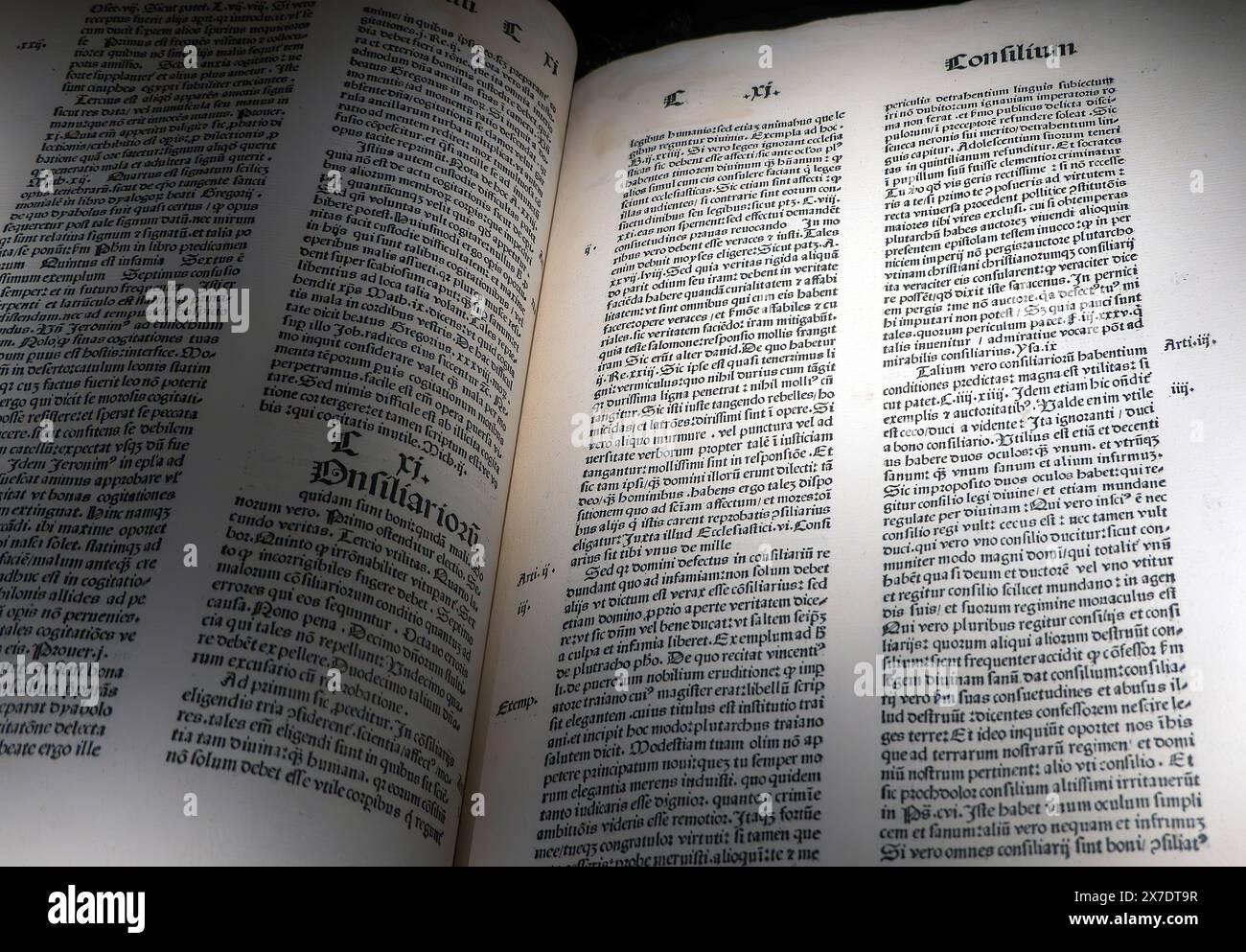 Gotische Schrift in lateinischer Schrift auf Buchseiten Stockfoto