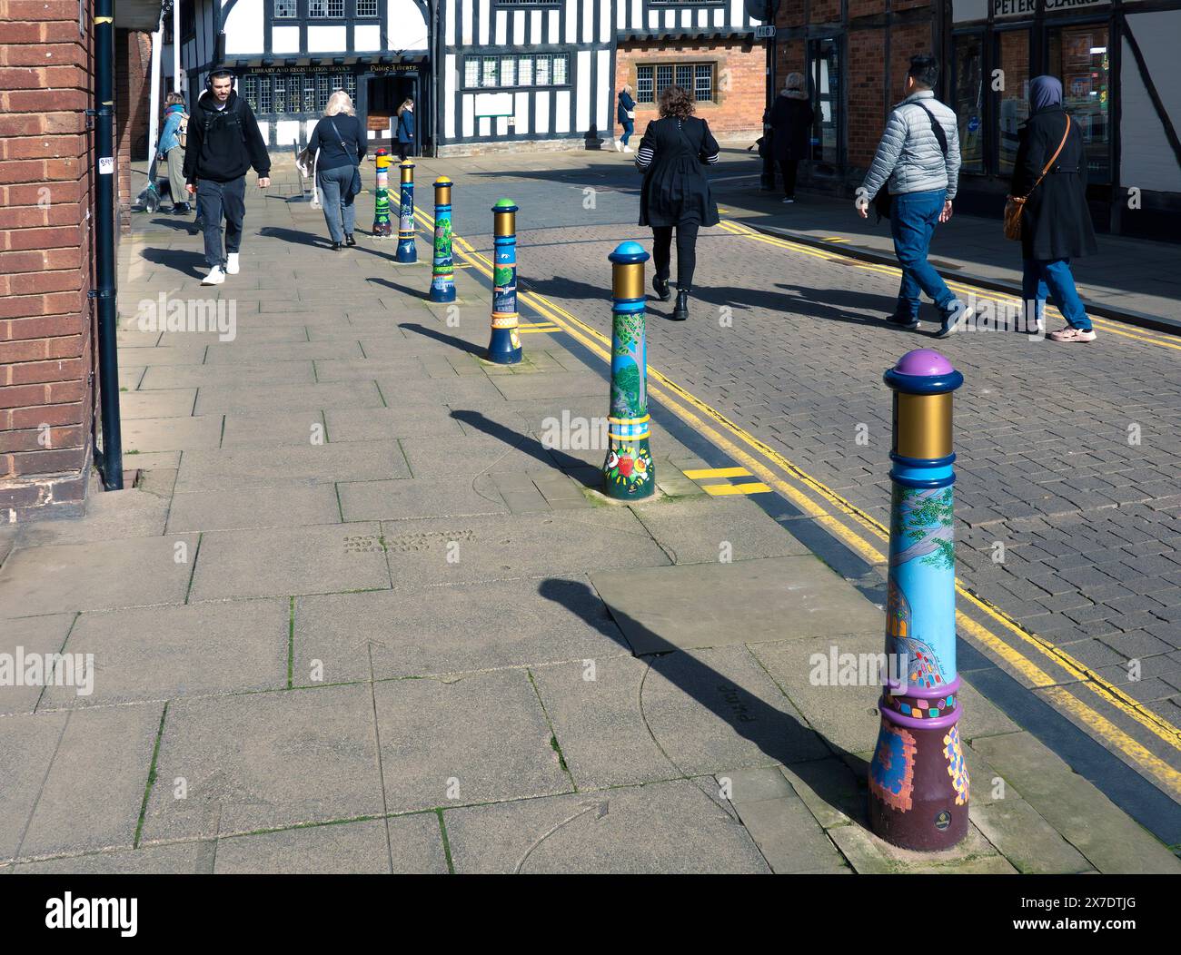 Gemalte Schiffspoller auf der Straße in Stratford-on-Avon, Warwickshire, England, Großbritannien Stockfoto