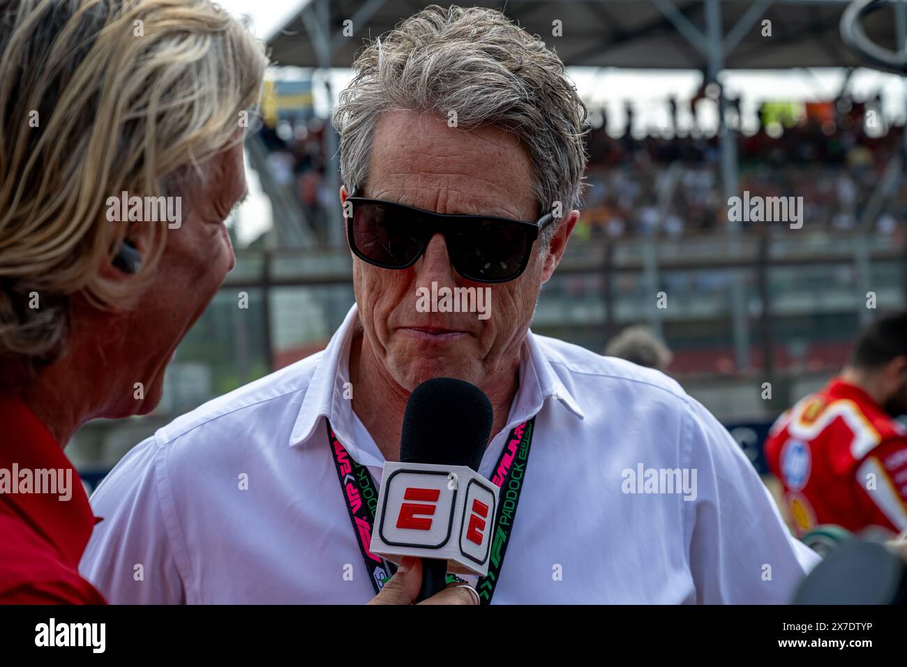 IMOLA CIRCUIT, ITALIEN - 19. MAI: Hugh Grant, berühmter Filmstar, während des Großen Preises der Emilia Romagna auf dem Imola Circuit am Sonntag, 19. Mai 2024 in Imola, Italien. (Foto: Michael Potts/BSR Agency) Credit: BSR Agency/Alamy Live News Stockfoto