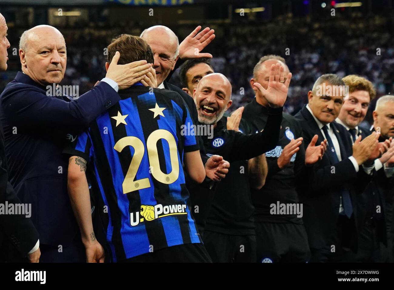 Giuseppe Marotta Inter feiert die scudetto Trophy während eines Fußballspiels der Serie A zwischen Inter und Latium im San Siro Stadion in Mailand, Italien, am Sonntag, den 19. Mai 2024. (Foto Spada/LaPresse) Credit: LaPresse/Alamy Live News Stockfoto