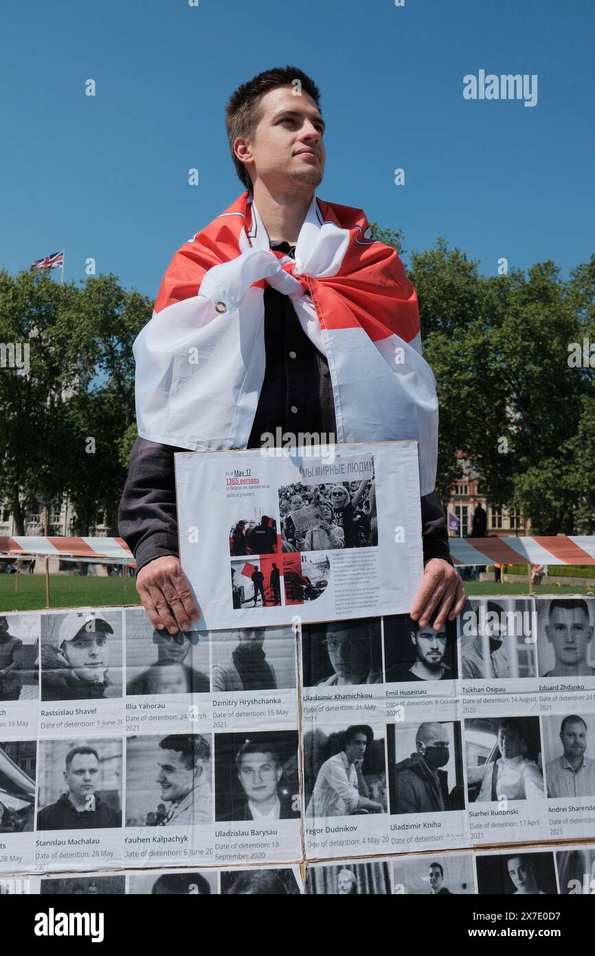 Als Zeichen der Einheit und Unterstützung findet auf dem Parlamentsplatz in London eine Demonstration statt, um die Solidarität mit politischen Gefangenen in Belarus zum Ausdruck zu bringen. Diese Veranstaltung ist Teil einer globalen Bewegung, die das rücksichtslose Vorgehen des Lukaschenko-Regimes gegen die Zivilgesellschaft und unabhängige Medien verurteilt. Die internationale Gemeinschaft fordert weiterhin die bedingungslose Freilassung aller politischen Gefangenen. Laut Viasna, einer der ältesten und prominentesten Rechtsgruppen des Landes, gab es Ende April 1.495 politische Gefangene in Weißrussland und mehr als 3.200 Personen, die in Politically-motiva verurteilt wurden Stockfoto