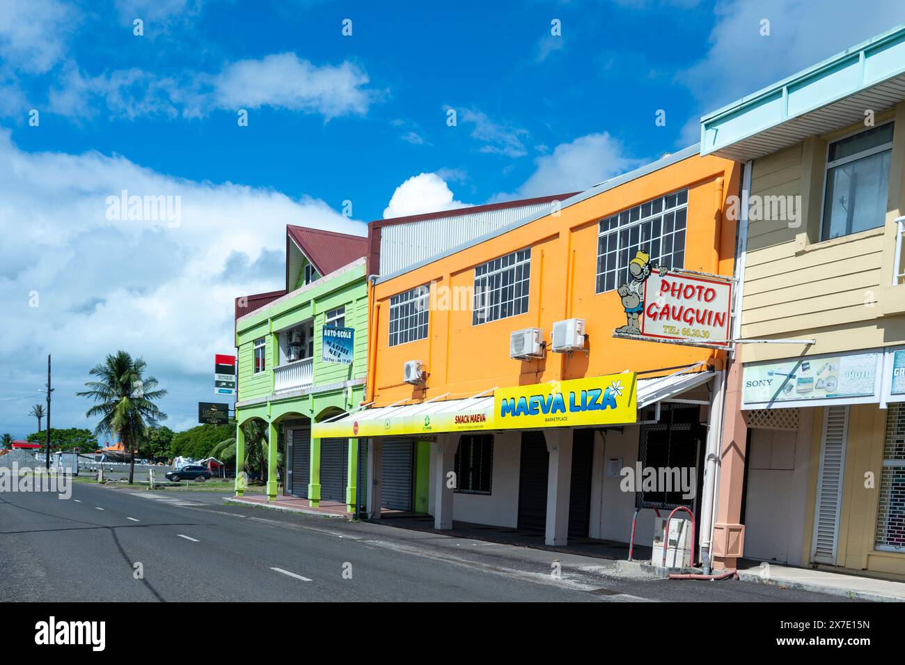 Farbenfrohe Gebäude und Geschäfte auf der Hauptstraße von Uturoa, der Insel Raiatea, den Gesellschaftsinseln und Französisch-Polynesien Stockfoto