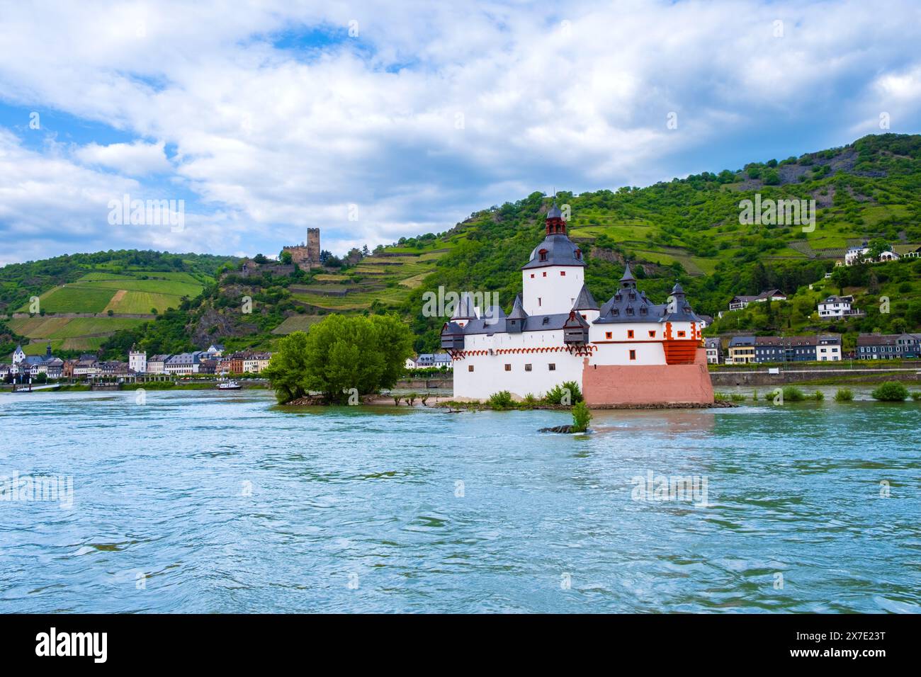 Schloss Pfalzgrafenstein auf Rheininsel mit Schloss Gutenfels, Stadt Kaub, Rheintalgebirge und Weinberge in Rheinland-Pfalz Stockfoto