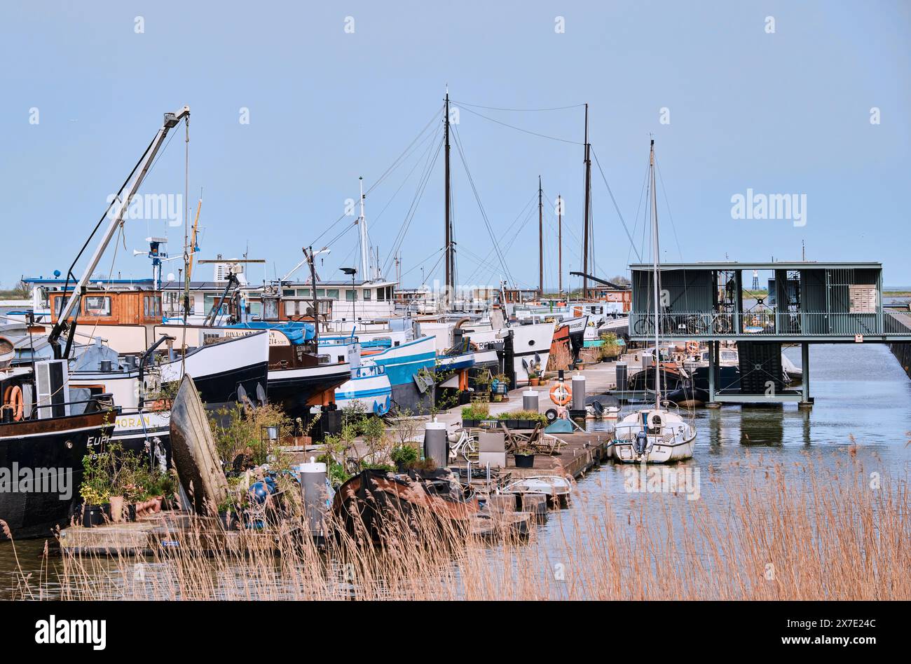 Niederlande, Amsterdam - 10. April 2024: Dock von Bootshäusern im Bezirk Ijburg Stockfoto