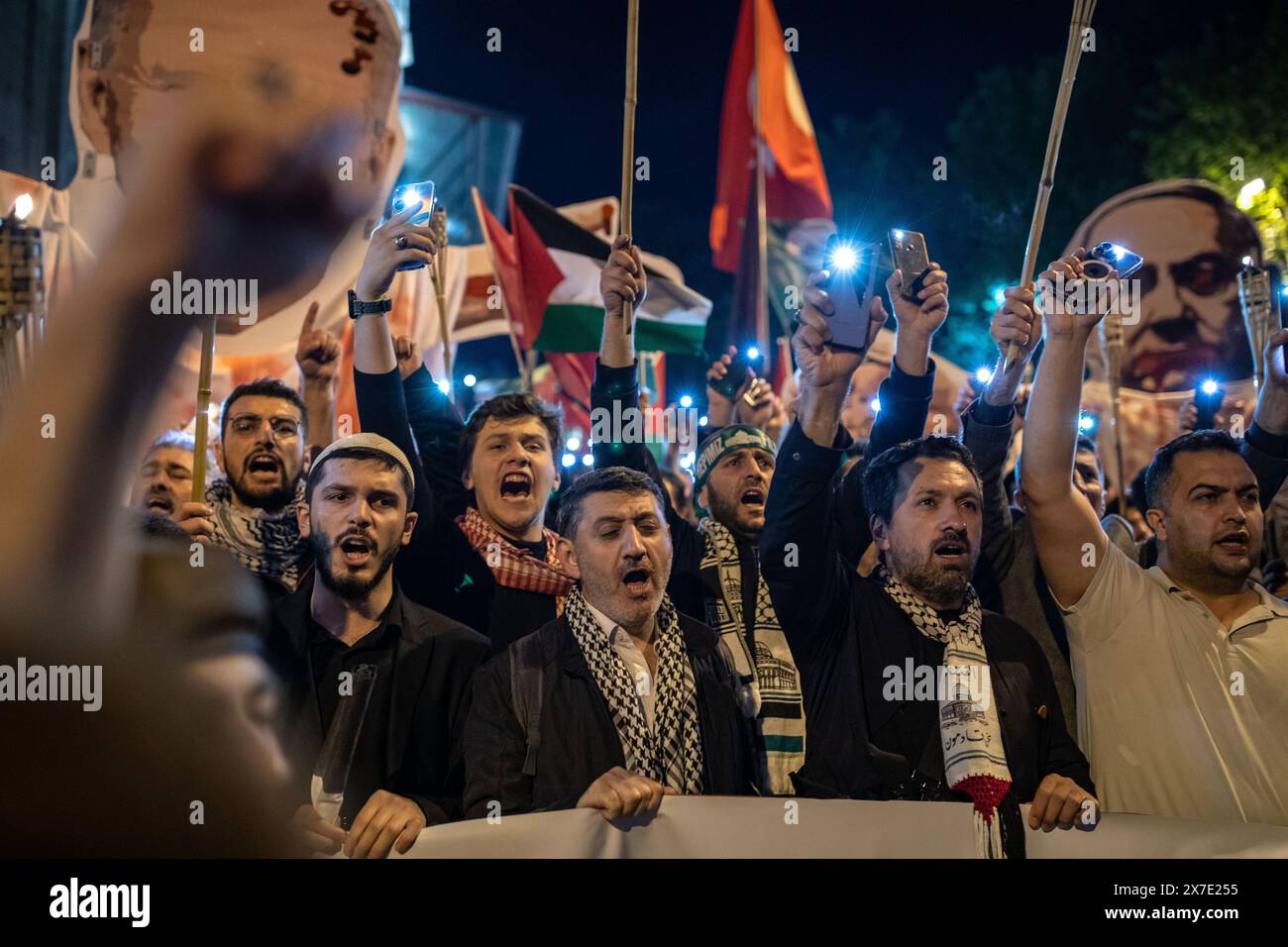 Istanbul, Türkei. Mai 2024. Demonstranten sahen während des marsches Slogans singen. Die Stiftung für humanitäre Hilfe für Menschenrechte und Freiheiten (IHH) organisierte einen marsch vor der Hagia-Sophia-Moschee zum Eminonu-Platz mit dem Motto „Wir marschieren mit Fackeln für das Ende der Besatzung und der Freiheit Palästinas“. Demonstranten, die Modelle des US-Präsidenten Joe Biden und des israelischen Premierministers Benjamin Netanjahu trugen, reagierten auf Israels Angriffe auf Gaza mit Slogans. (Foto: Onur Dogman/SOPA Images/SIPA USA) Credit: SIPA USA/Alamy Live News Stockfoto