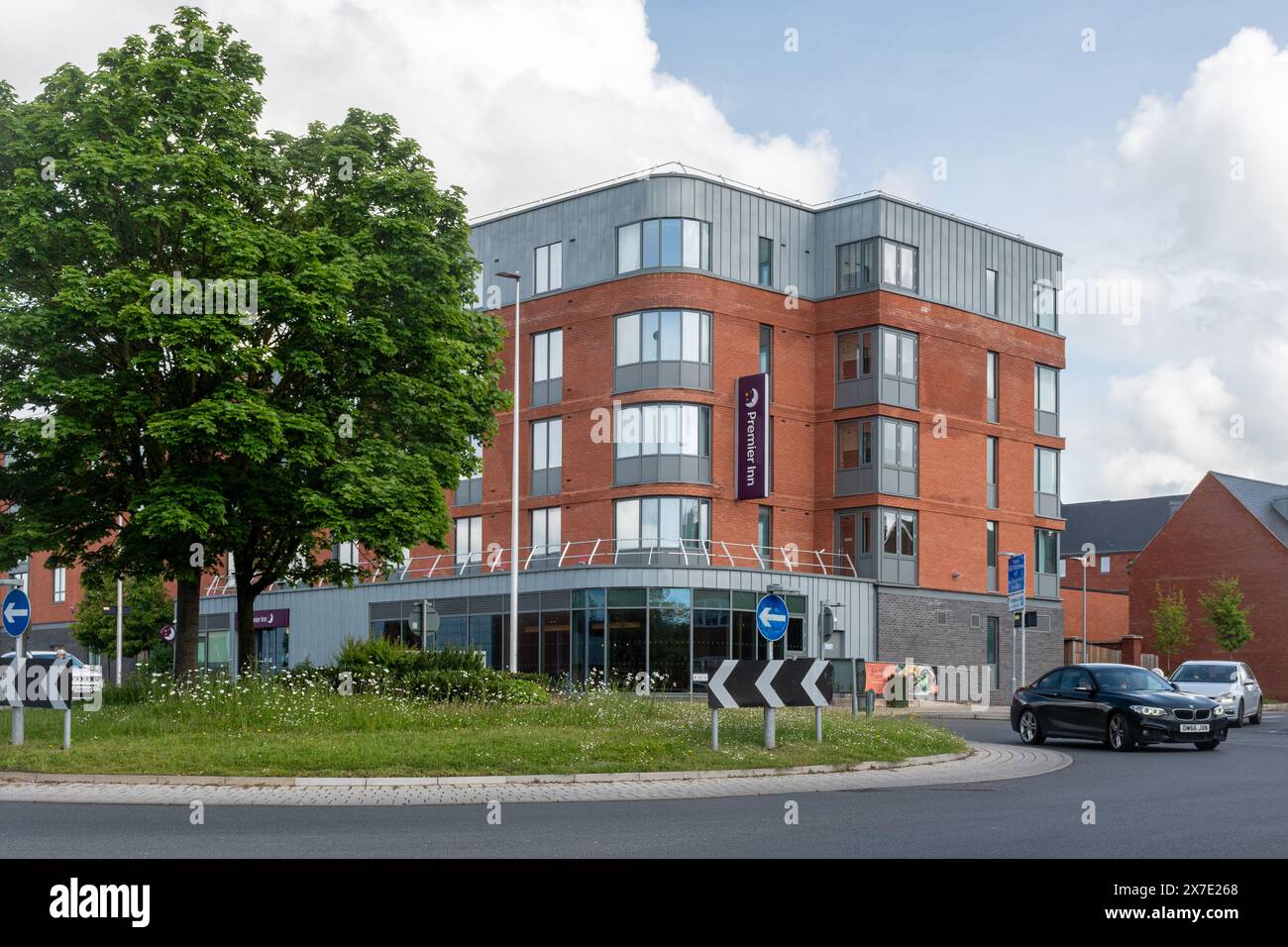 Das Premier Inn an einem Kreisverkehr in Wokingham Town, Berkshire, England, Großbritannien. Hotelunterkunft Stockfoto