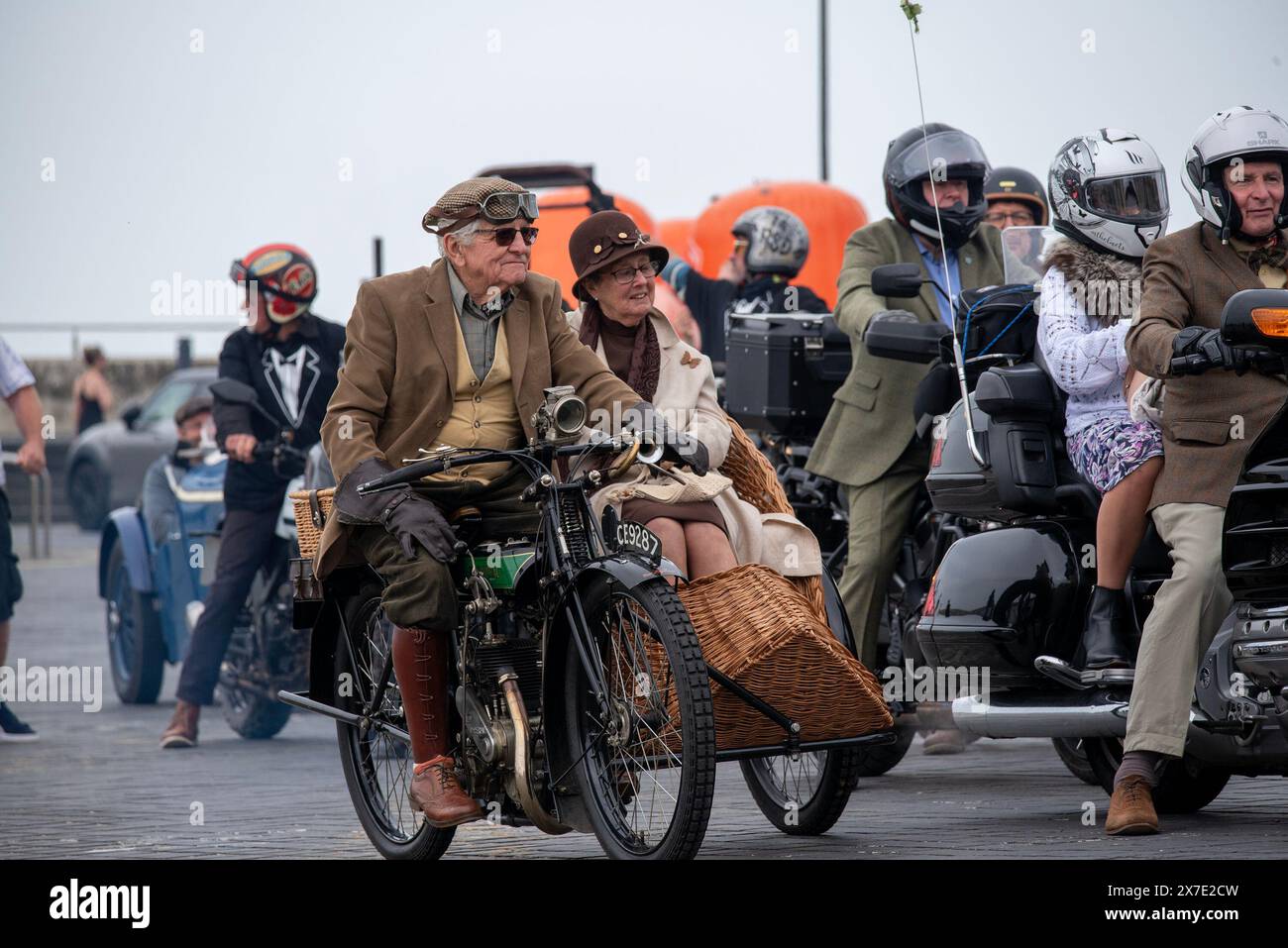 Margate, Großbritannien. Mai 2024. Dennis und Christine Etheridge nehmen an der Distinguished Gentleman's Ride mit dem New Imperial von 1922 vor dem Rennen in Margate Teil. Das Malle Mile Beach Race ist ein zweitägiges Motorradrennen auf dem wunderschönen Margate Sands. Sie wird von der Malle London organisiert. Es nannte es unangemessen, weil jeder mit jeder Art von Motorrädern teilnehmen kann. Quelle: SOPA Images Limited/Alamy Live News Stockfoto