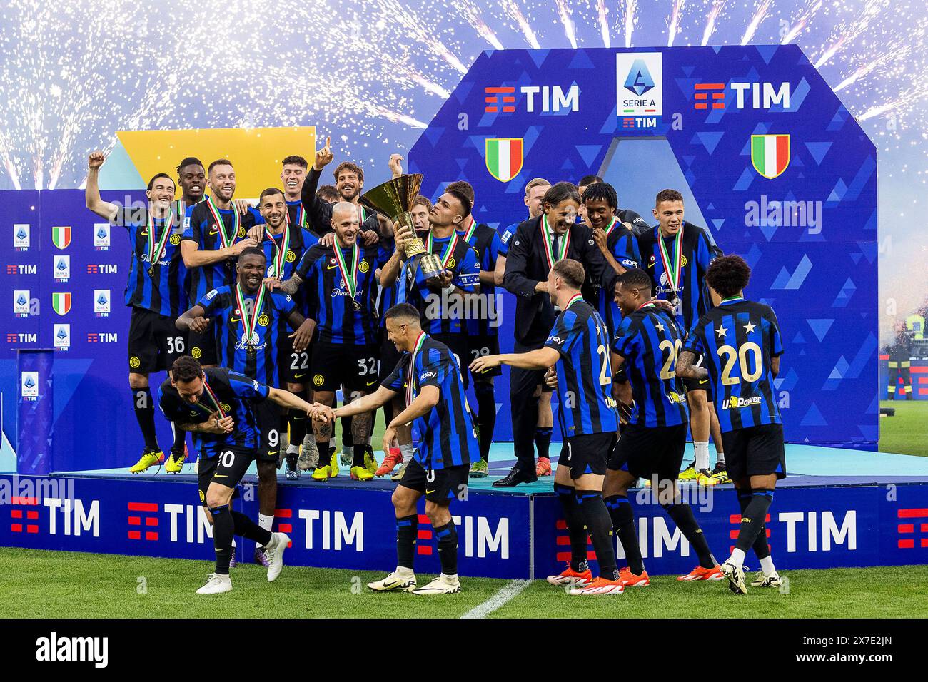 Lautaro Martinez von Inter hält die Trophäe der Serie A nach dem Spiel der Serie A TIM zwischen dem FC Internazionale und der SS Lazio im Giuseppe Meazza Stadium in Mailand am 19. Mai 2024 Stockfoto