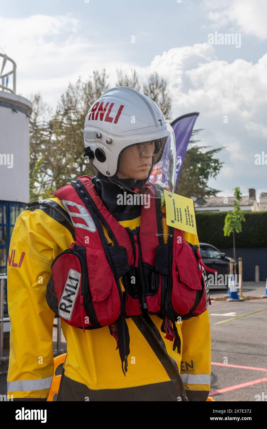 Schaufensterpuppe in RNLI Rettungsboot-Crew-Kleidung, ein Gesprächsthema vor der Lymington Lifeboat Station, das hilft, Spendengelder zu finanzieren, Hampshire, England, Großbritannien Stockfoto
