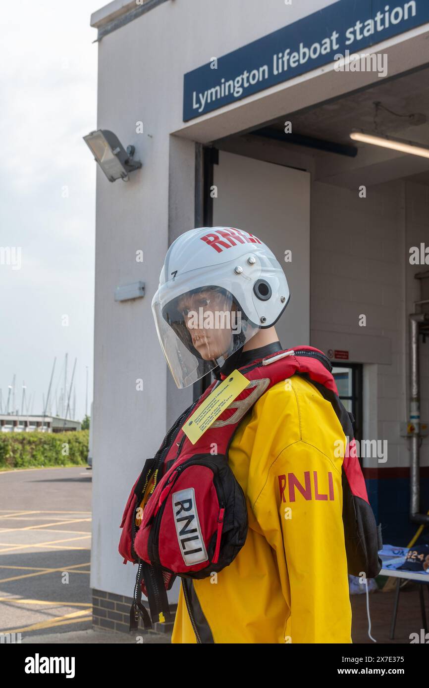Schaufensterpuppe in RNLI Rettungsboot-Crew-Kleidung, ein Gesprächsthema vor der Lymington Lifeboat Station, das hilft, Spendengelder zu finanzieren, Hampshire, England, Großbritannien Stockfoto