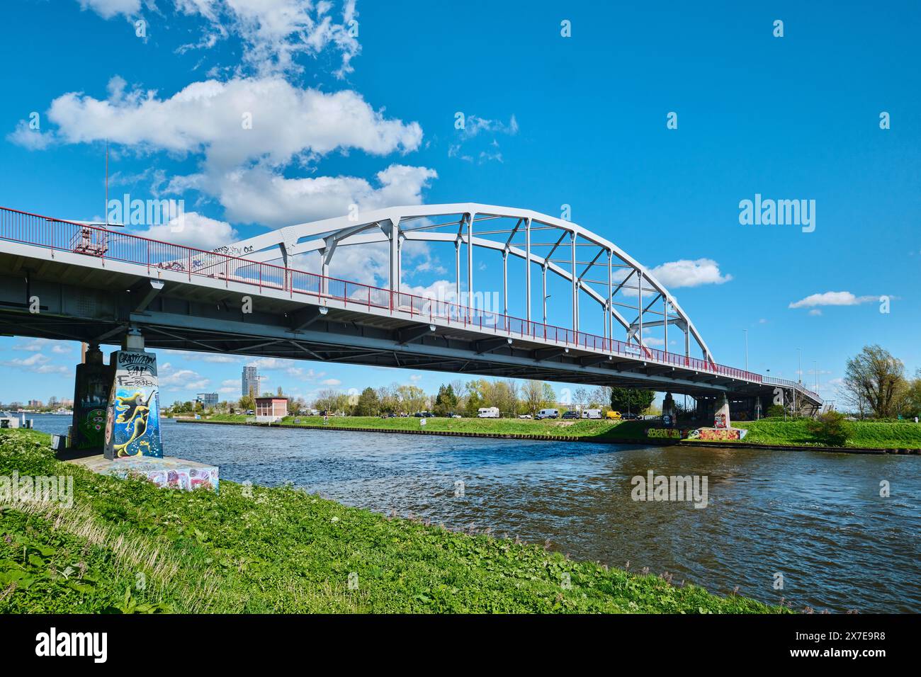 Niederlande, Amsterdam - 07. April 2024: Amsterdamsebrug Graffiti Brücke bei Flevopark im Stadtteil Zeeburg Stockfoto