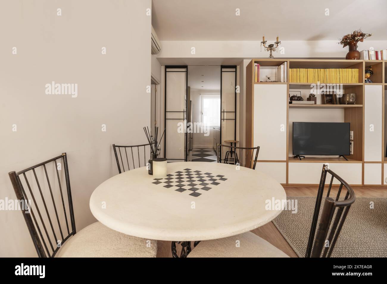 Im Allgemeinen kann jeder Raum, in dem Sie auf Möbeln essen können, die als Tische und Stühle dienen, als Esszimmer bezeichnet werden Stockfoto