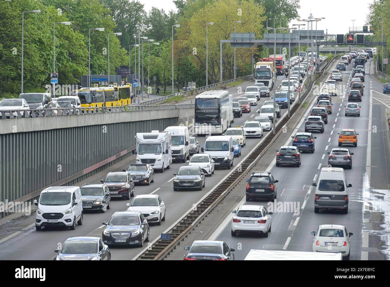 Stau, langsam fahrender Verkehr, Stadtautobahn A 111, bei Heckerdamm, Charlottenburg, Berlin, Deutschland Stockfoto