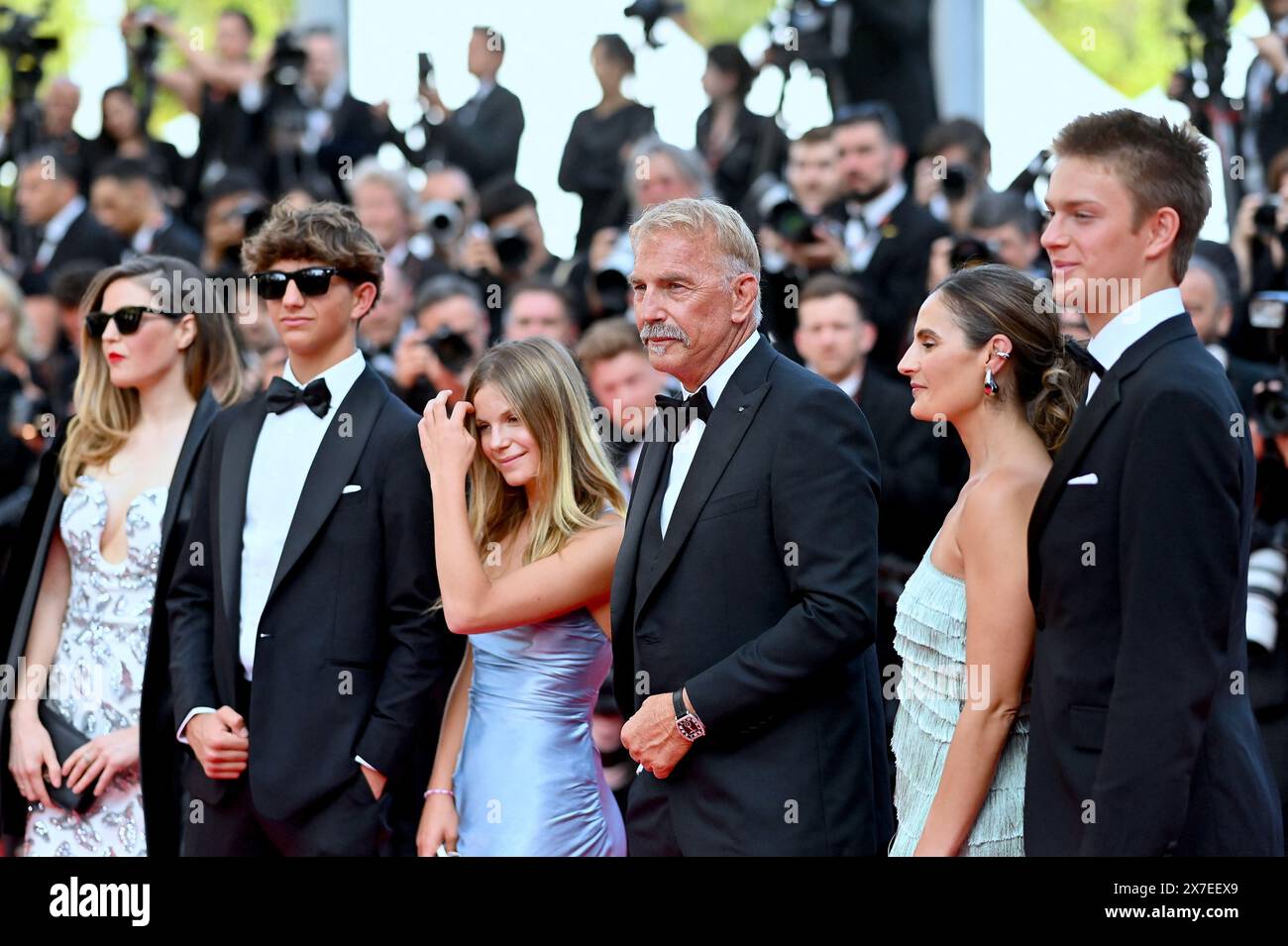 (L bis R) Lily Costner, Hayes Costner, Grace Avery Costner, Kevin Costner, Annie Costner und Cayden Wyatt Costner nehmen am 77. Jährlichen Filmfestival in Cannes am 19. Mai 2024 in Cannes Teil. Foto: Franck Castel/ABACAPRESS. KOM Stockfoto