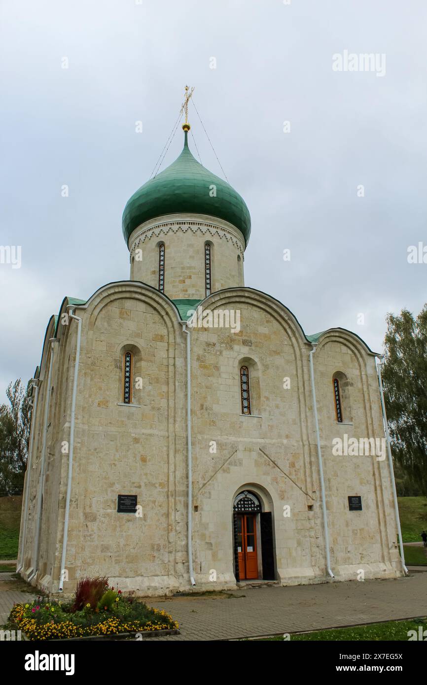 Kathedrale Spaso-Preobraschenski umgeben von Herbstbäumen in Pereslavl-Zalessky, Oblast Jaroslawl, Russland Stockfoto