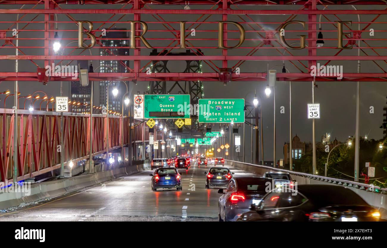 Autos fahren in einer nassen Nacht in new york auf die Mahattan-Brücke Stockfoto