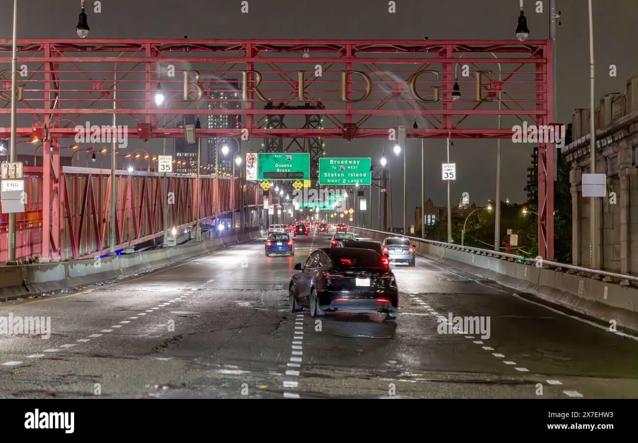 Autos fahren in einer nassen Nacht in new york auf die Mahattan-Brücke Stockfoto