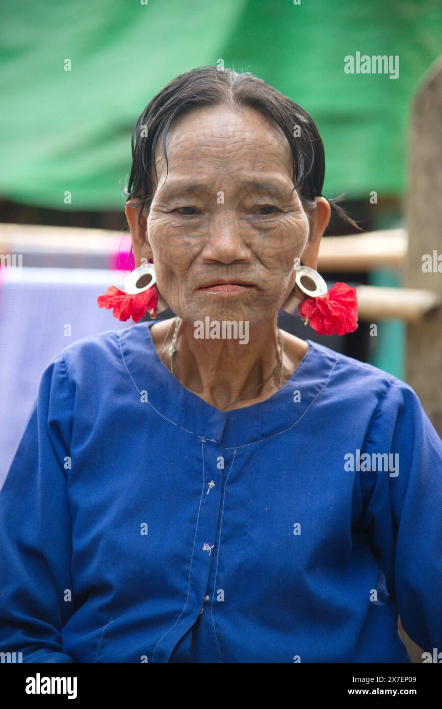 Eine Frau aus dem Moon-Stamm, Mindat City, Chin State, ließ sich mit schwarzer Tinte tätowieren. Dadurch wird die Fläche ausgeblendet, um zu verhindern, dass sie erfasst wird. Stockfoto