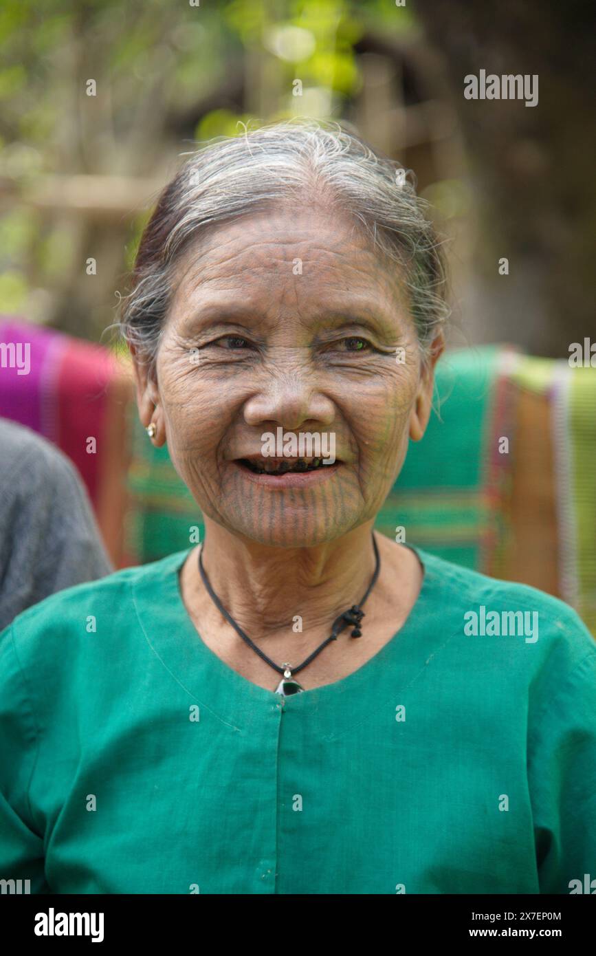 Eine Frau aus dem Moon-Stamm, Mindat City, Chin State, ließ sich mit schwarzer Tinte tätowieren. Dadurch wird die Fläche ausgeblendet, um zu verhindern, dass sie erfasst wird. Stockfoto