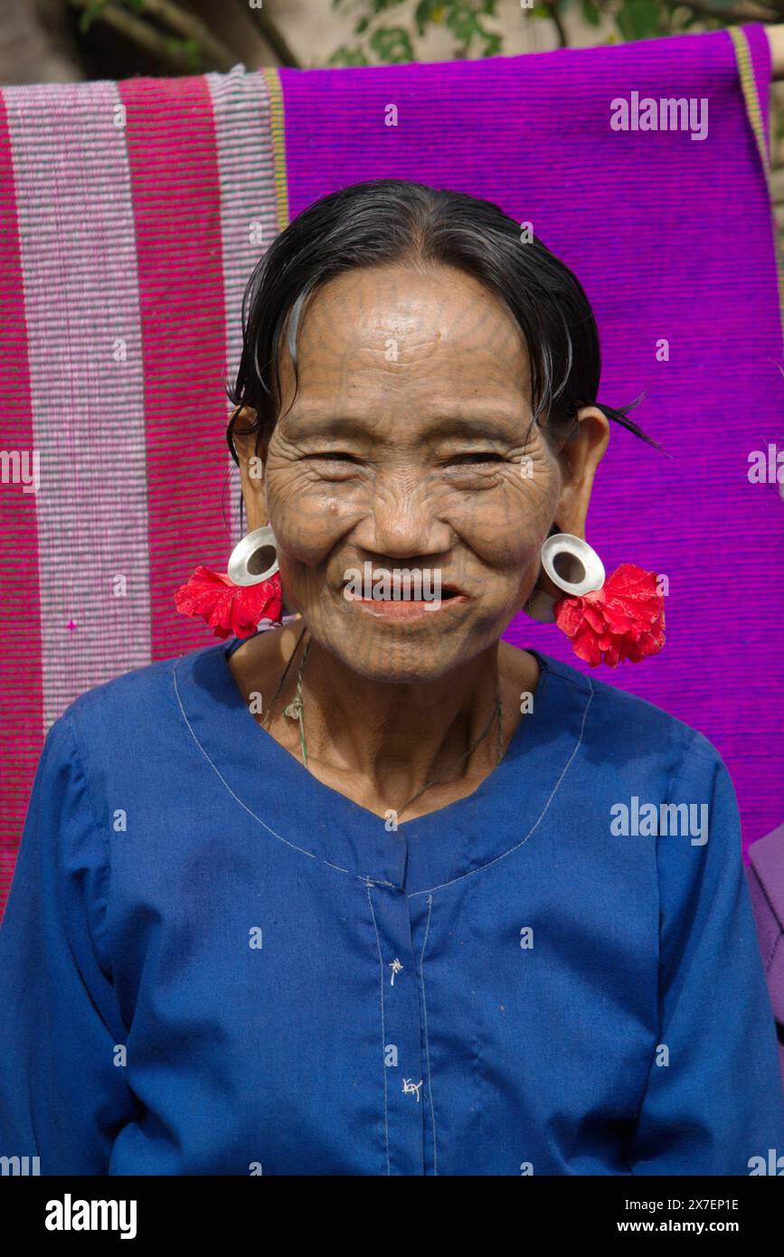 Eine Frau aus dem Moon-Stamm, Mindat City, Chin State, ließ sich mit schwarzer Tinte tätowieren. Dadurch wird die Fläche ausgeblendet, um zu verhindern, dass sie erfasst wird. Stockfoto