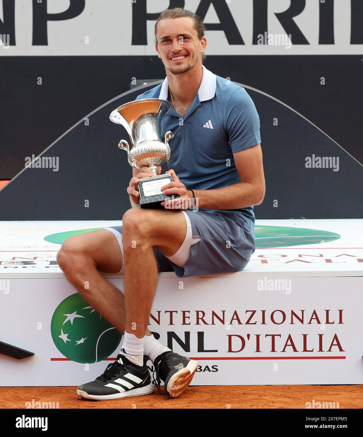 Rom, Italien. Mai 2024. Der erste platzierte Alexander Zverev aus Deutschland posiert mit seiner Trophäe während der Verleihung der Männer-Singles-Veranstaltung bei den Italian Open in Rom, Italien, 19. Mai 2024. Quelle: Alberto Lingria/Xinhua/Alamy Live News Stockfoto