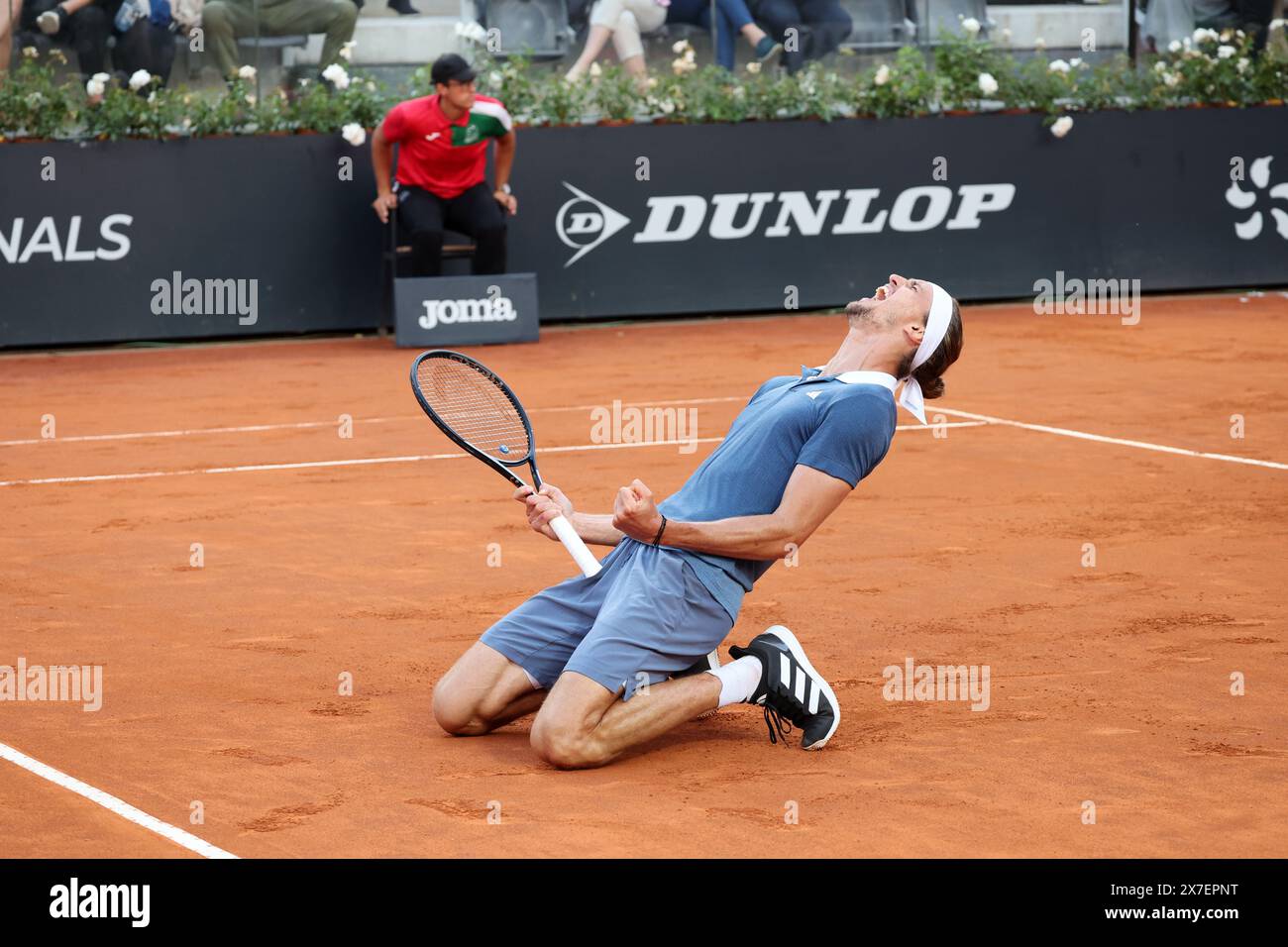 Rom, Italien. Mai 2024. Alexander Zverev aus Deutschland feiert am Ende des Finalspiels der Männer gegen Nicolas Jarry aus Chile bei den Italian Open in Rom, Italien, am 19. Mai 2024. Quelle: Alberto Lingria/Xinhua/Alamy Live News Stockfoto