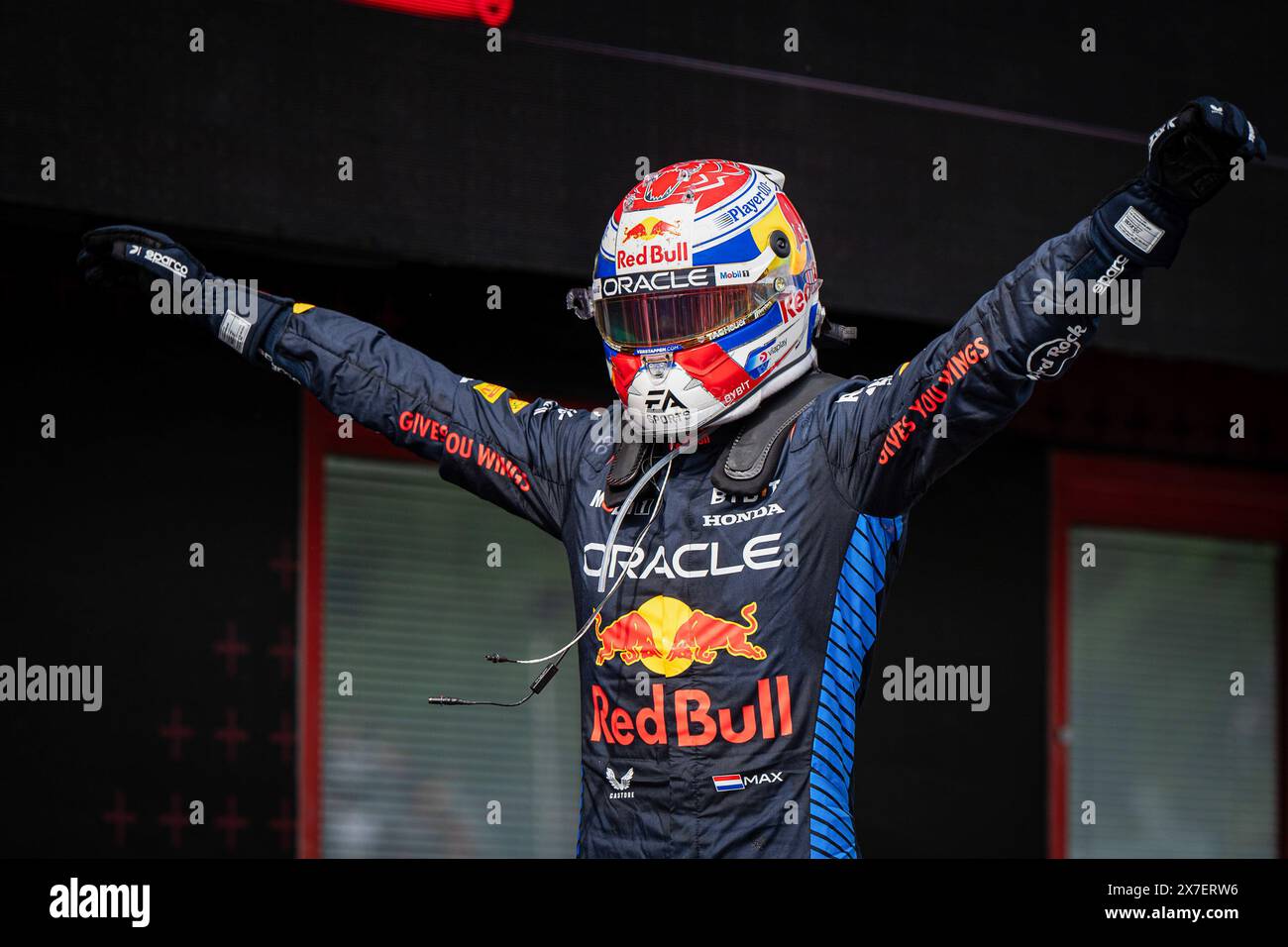 Imola, Italien. Mai 2024. Der niederländische Fahrer Max Verstappen von Oracle Red Bull Racing feiert nach dem Sieg des Formel-1-Grand-Prix-Rennens von Emilia-Romagna. Quelle: SOPA Images Limited/Alamy Live News Stockfoto