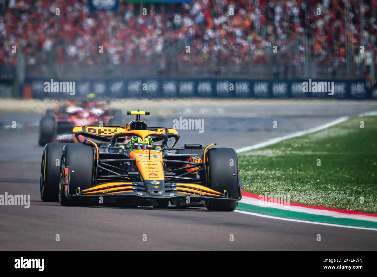 Imola, Italien. Mai 2024. Lando Norris, britischer Fahrer des McLaren Formula 1 Teams, tritt während des Formel-1-Rennens Emilia-Romagna F1 Grand Prix an. Quelle: SOPA Images Limited/Alamy Live News Stockfoto