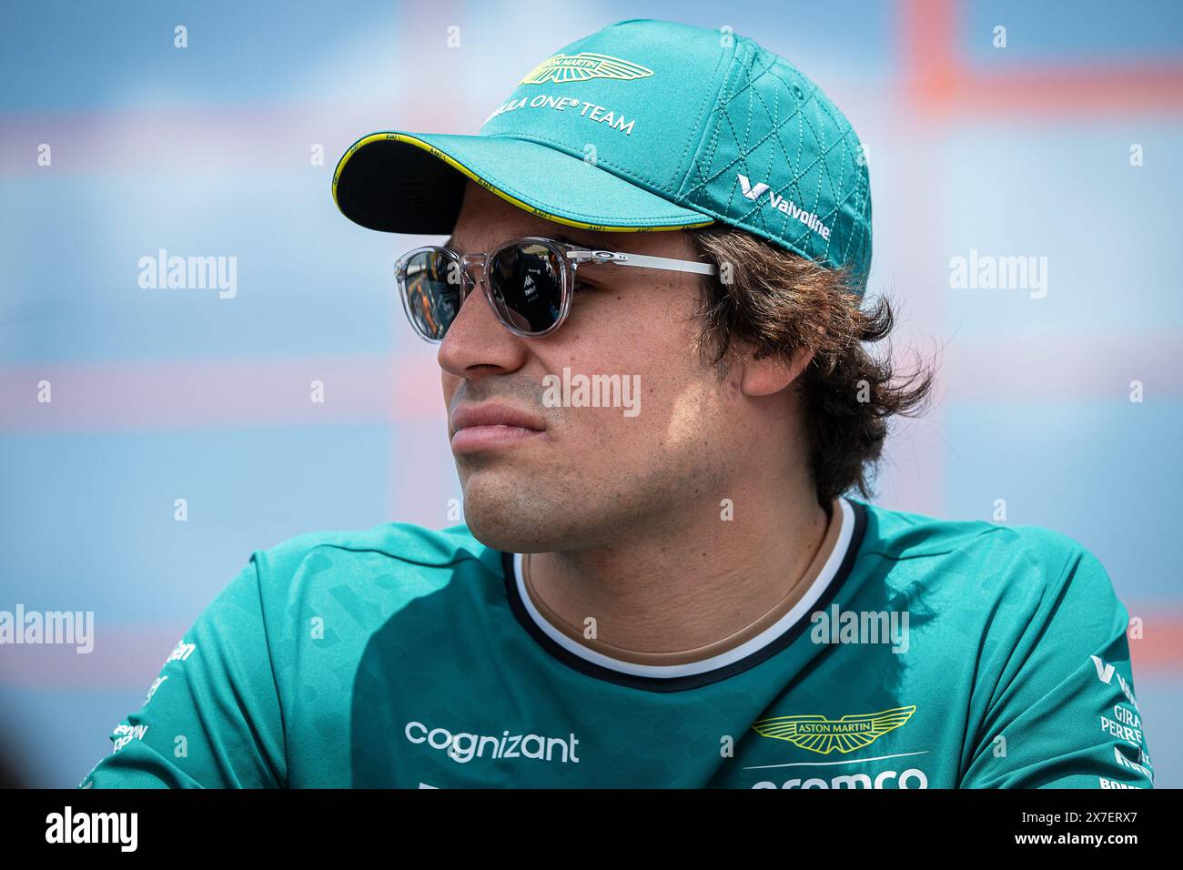 Imola, Italien. Mai 2024. Der kanadische Fahrer des Aston Martin Aramco F1 Teams Lance Walk blickt auf eine Fahrerparade vor dem Start des Emilia-Romagna F1 Grand Prix zu. Quelle: SOPA Images Limited/Alamy Live News Stockfoto