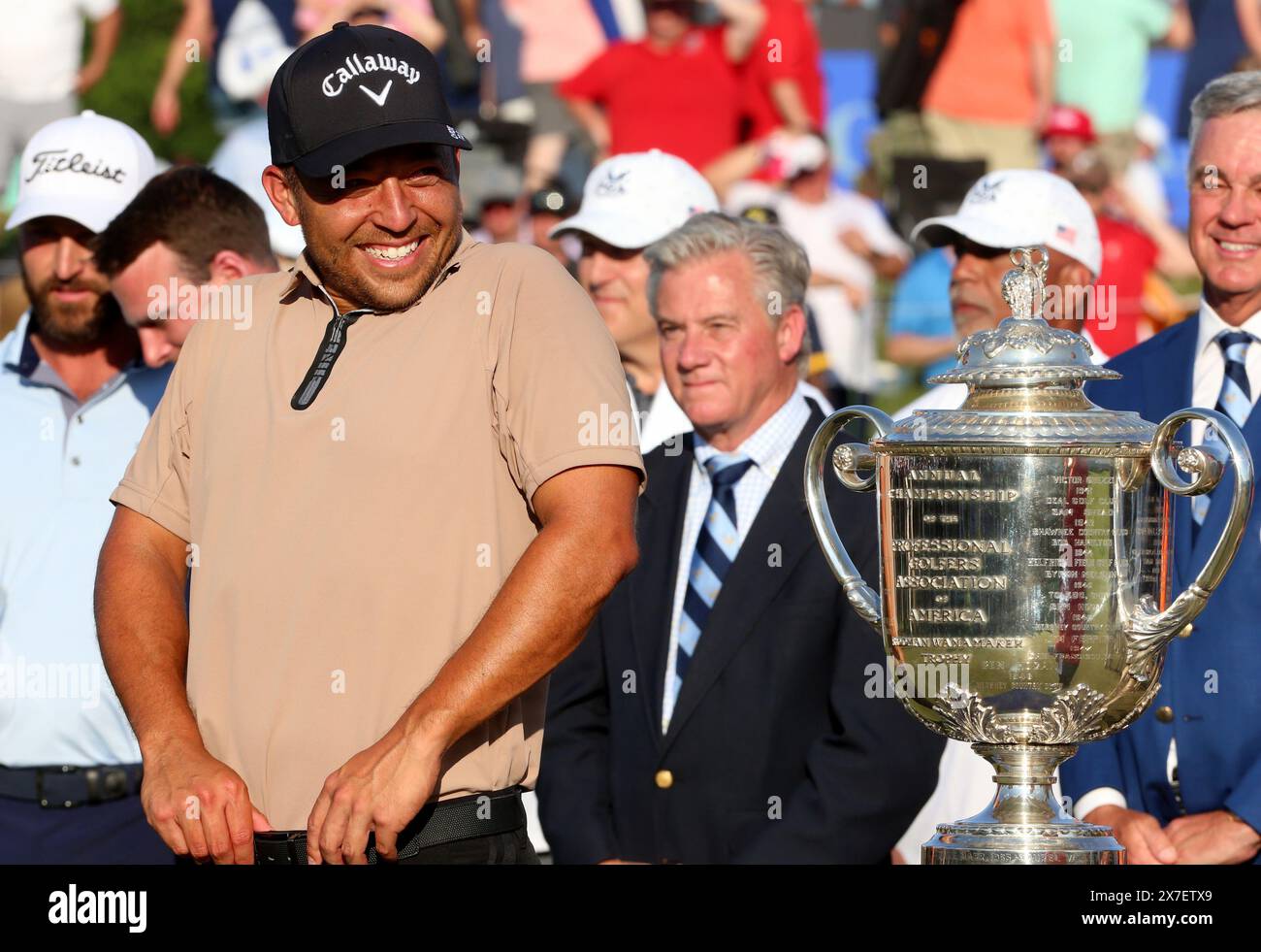 Louisville, Usa. Mai 2024. Xander Schauffele feiert nach dem Gewinn der PGA Championship 2024 auf dem achtzehnten Grün auf dem Valhalla Golf Course am Sonntag, den 19. Mai 2024 in Louisville, Kentucky. Foto: Ben Morris/UPI Credit: UPI/Alamy Live News Stockfoto