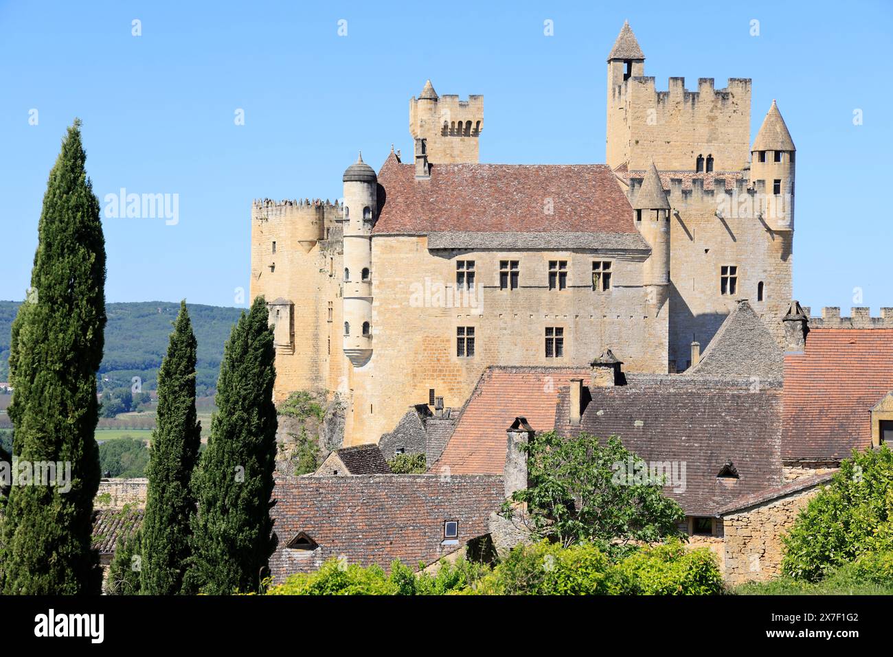 Die Burg Beynac im Périgord Noir im Südwesten Frankreichs. Beynac gehört zu den schönsten Dörfern Frankreichs. Mittelalter Hallo Stockfoto